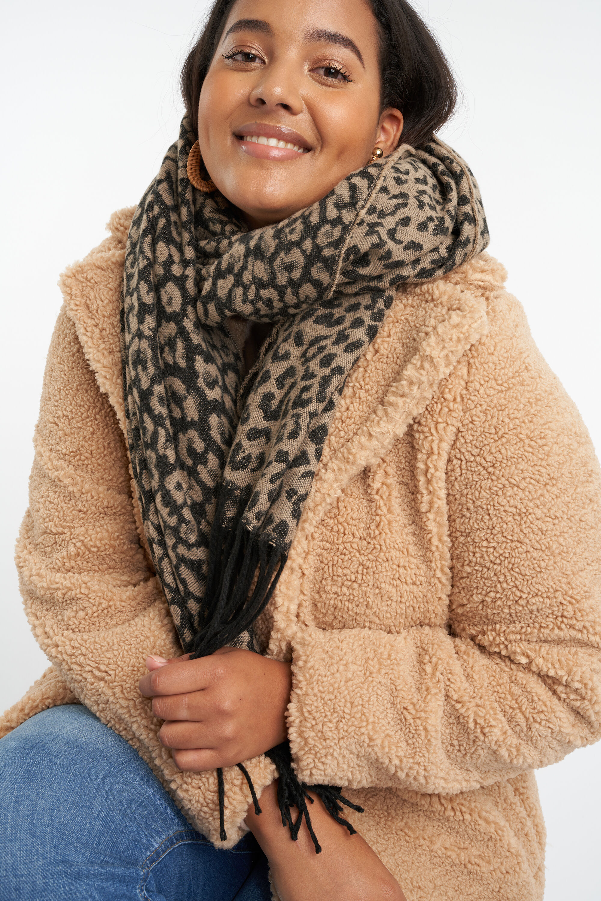 Bufanda con estampado de pantera  image number 2