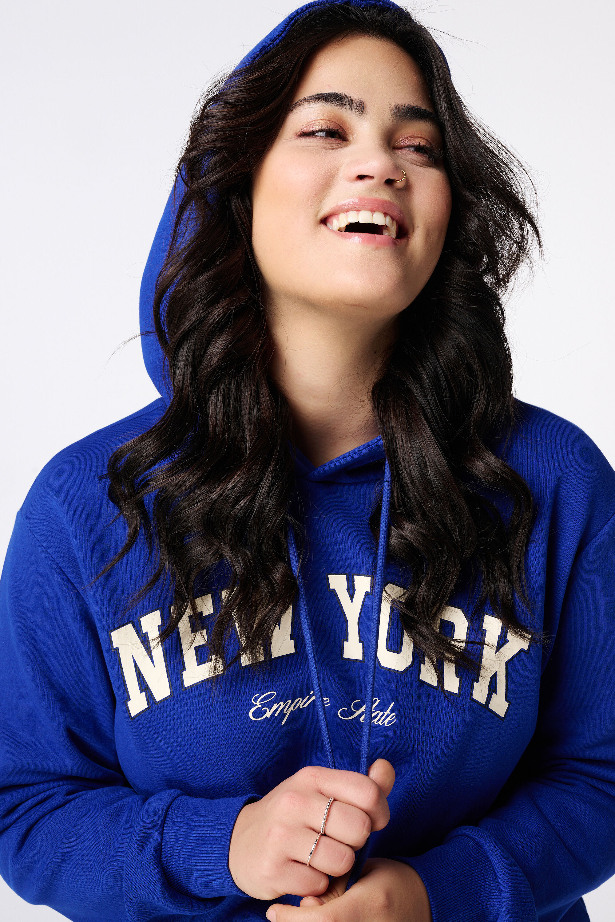 Sudadera con capucha y texto image number 4