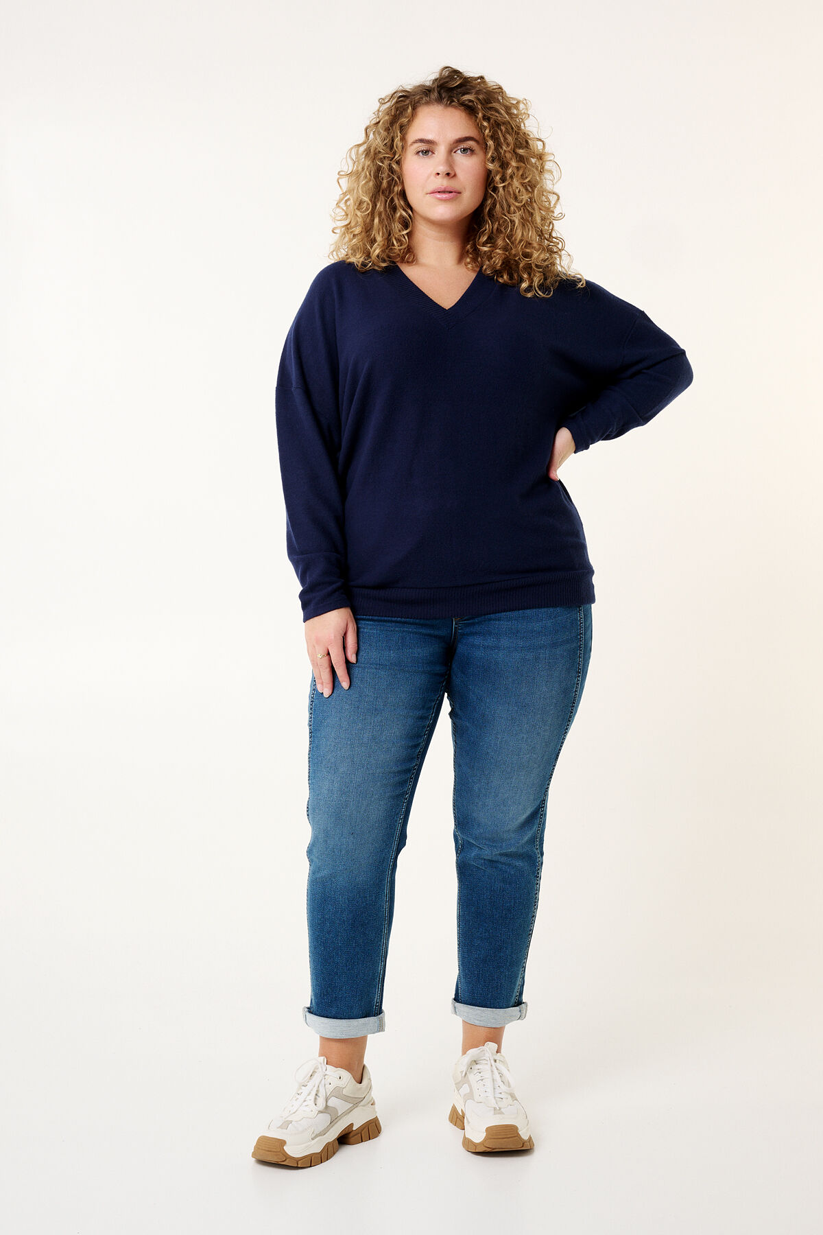 Su&eacute;ter con cuello en V de corte holgado image number 5