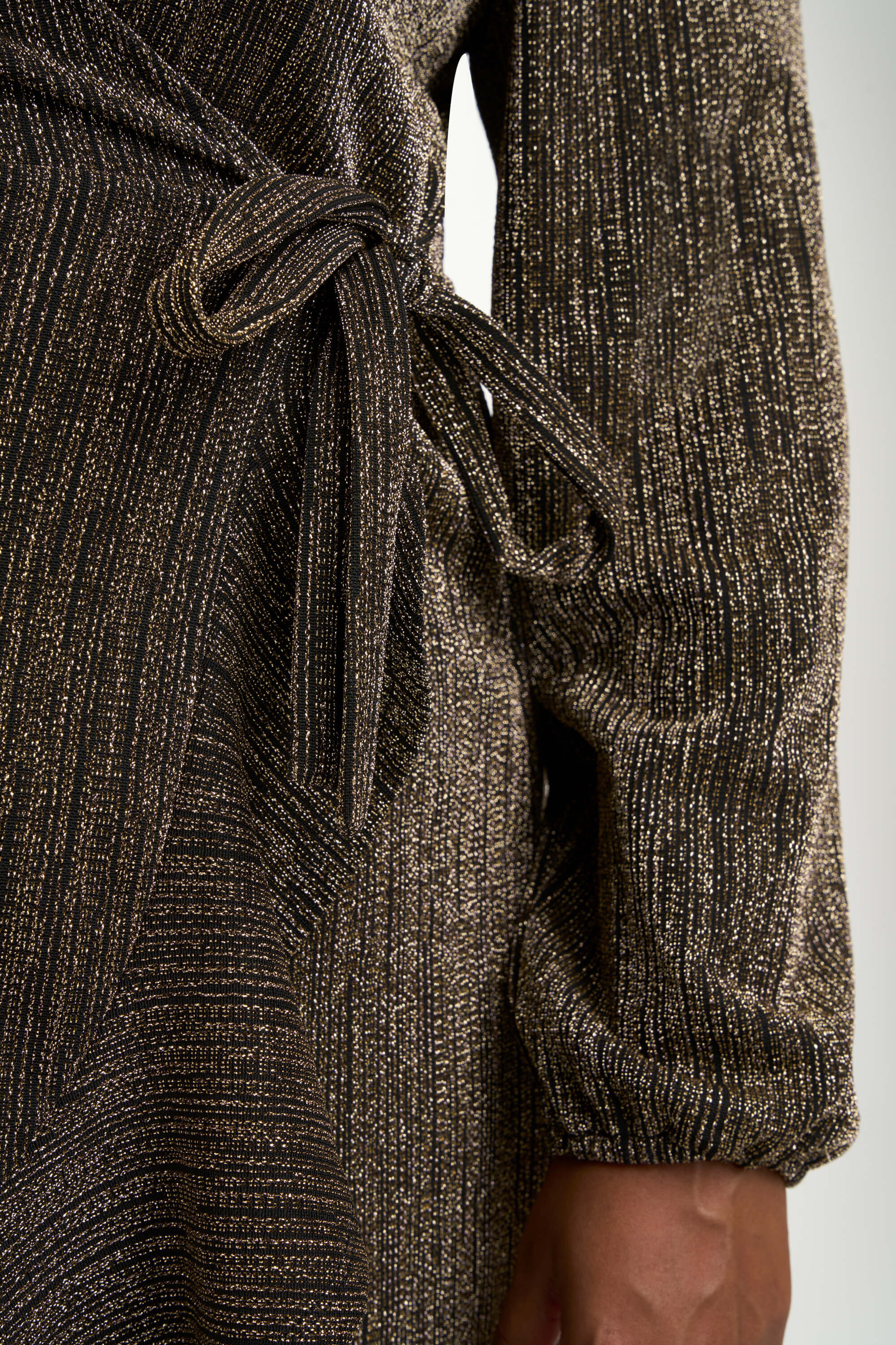 Vestido cruzado con purpurina image number 5