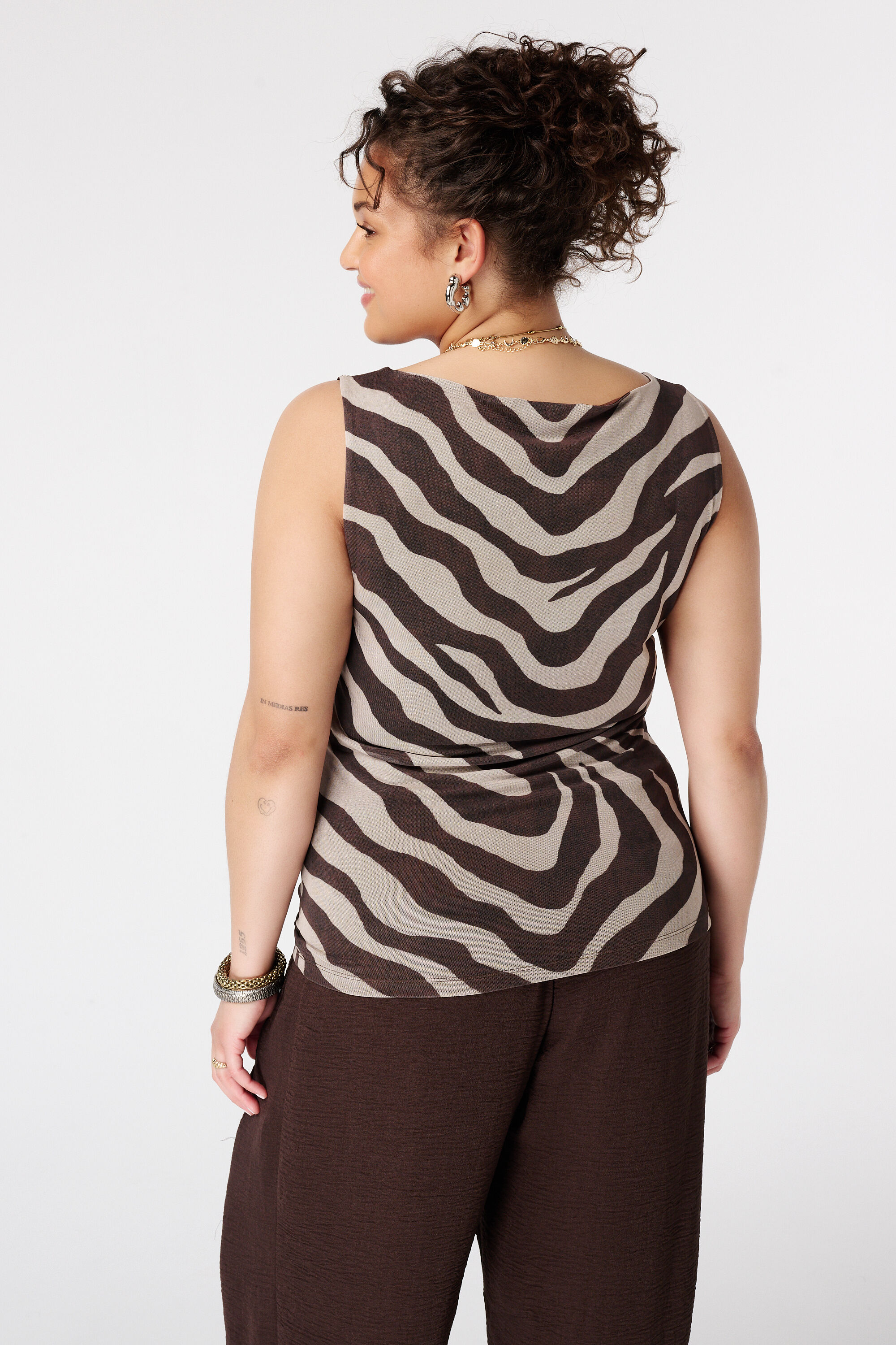 Top de malla con estampado image number 3