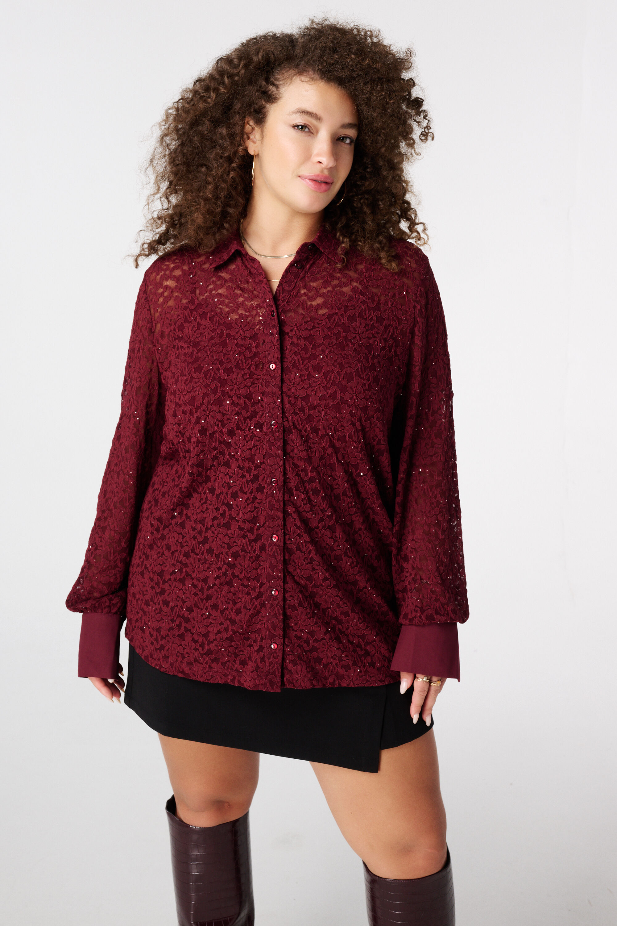 Top con encaje y lentejuelas image number 0