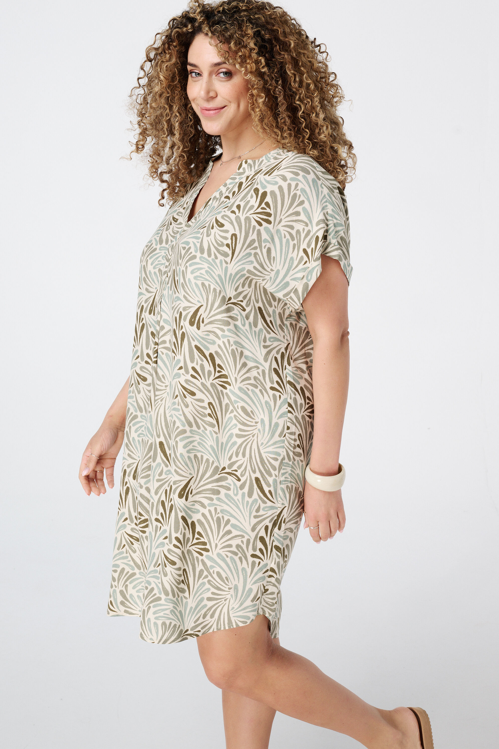 Vestido ligero con escote en V image number 5