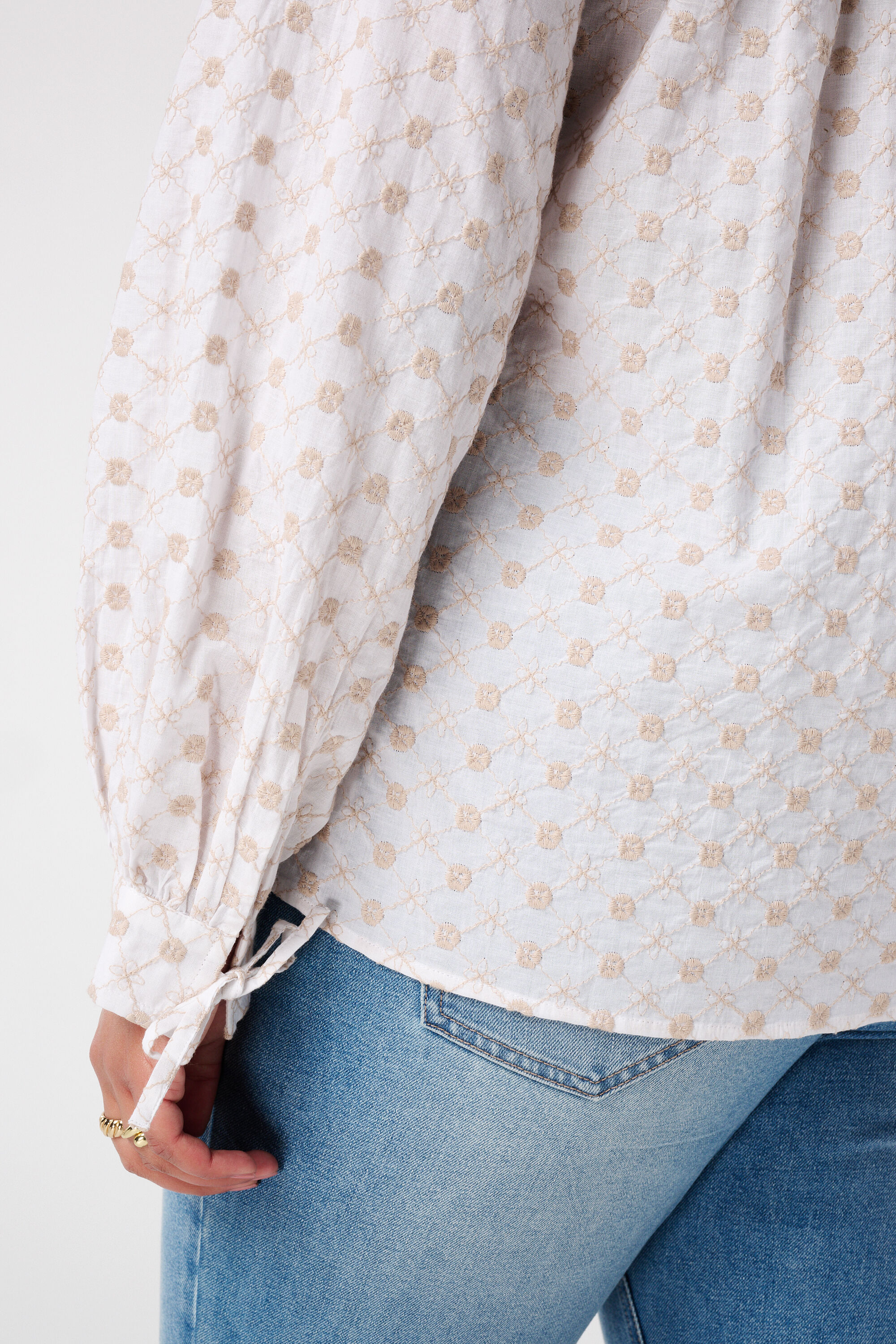 Blusa con bordado image number 4