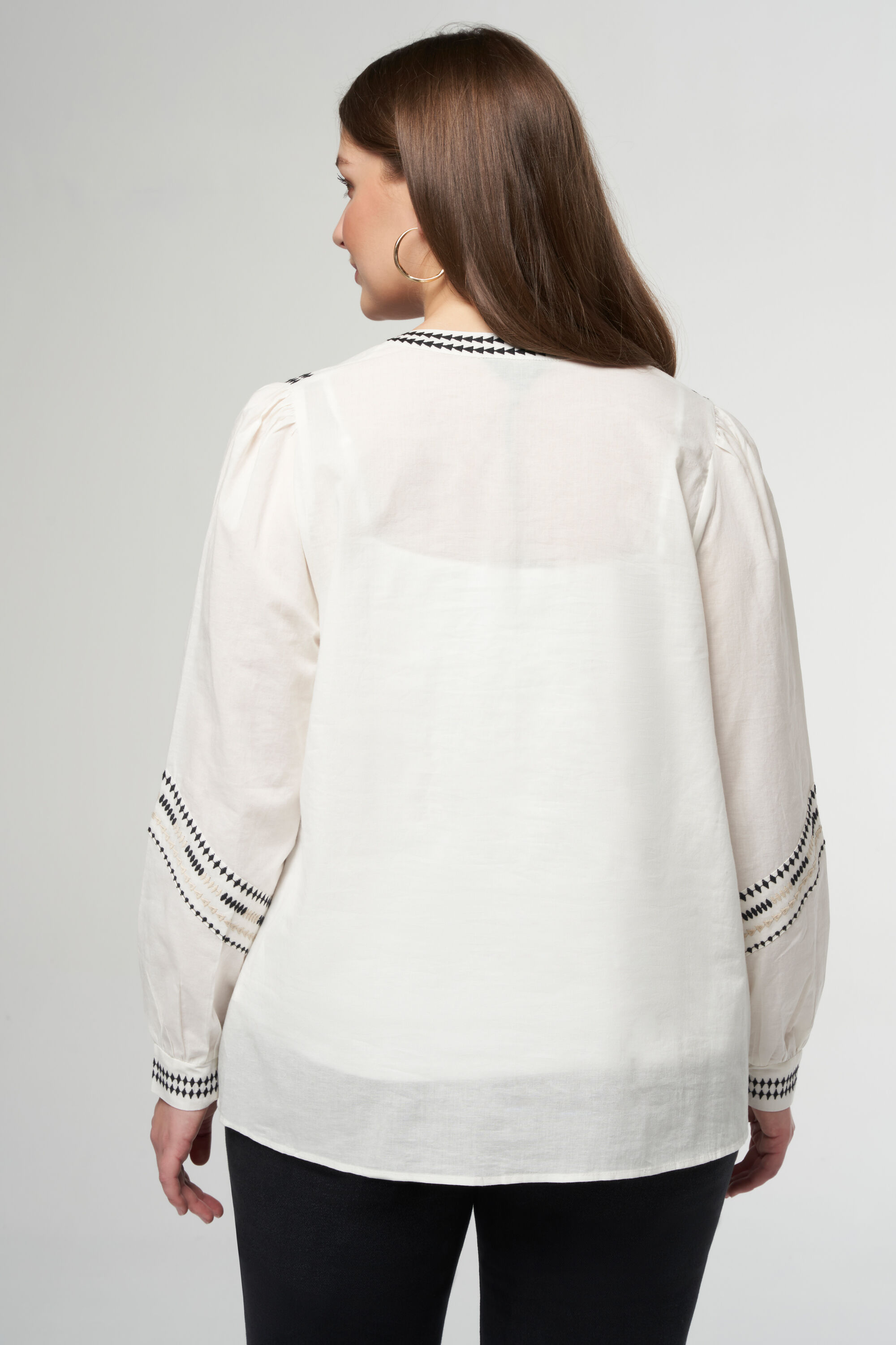 Blusa con bordados image number 3