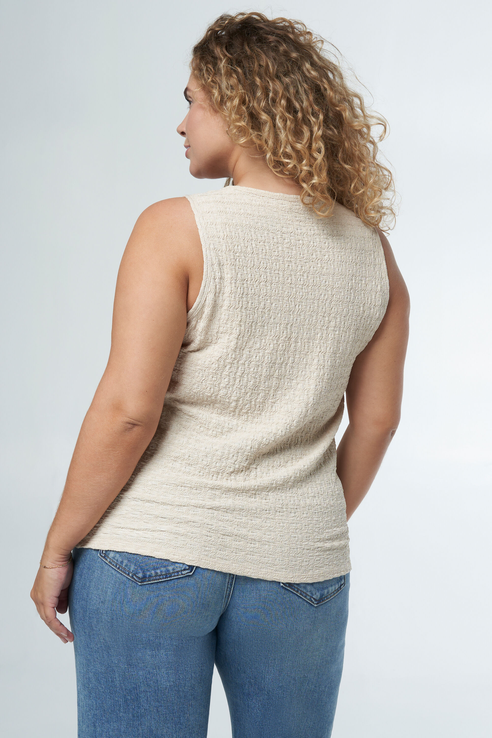 Top sin mangas con textura image number 3