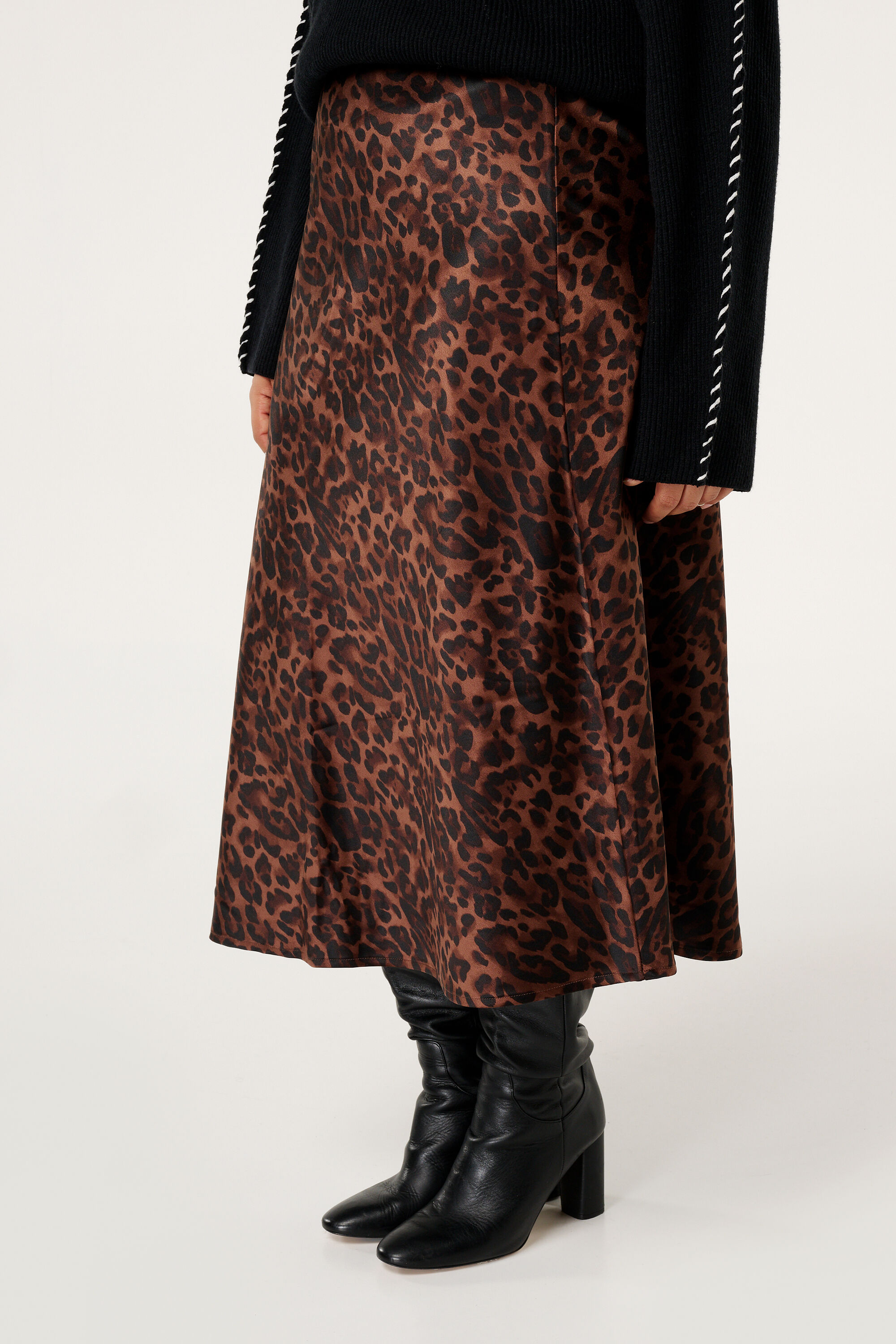 Falda midi con estampado de leopardo image number 5