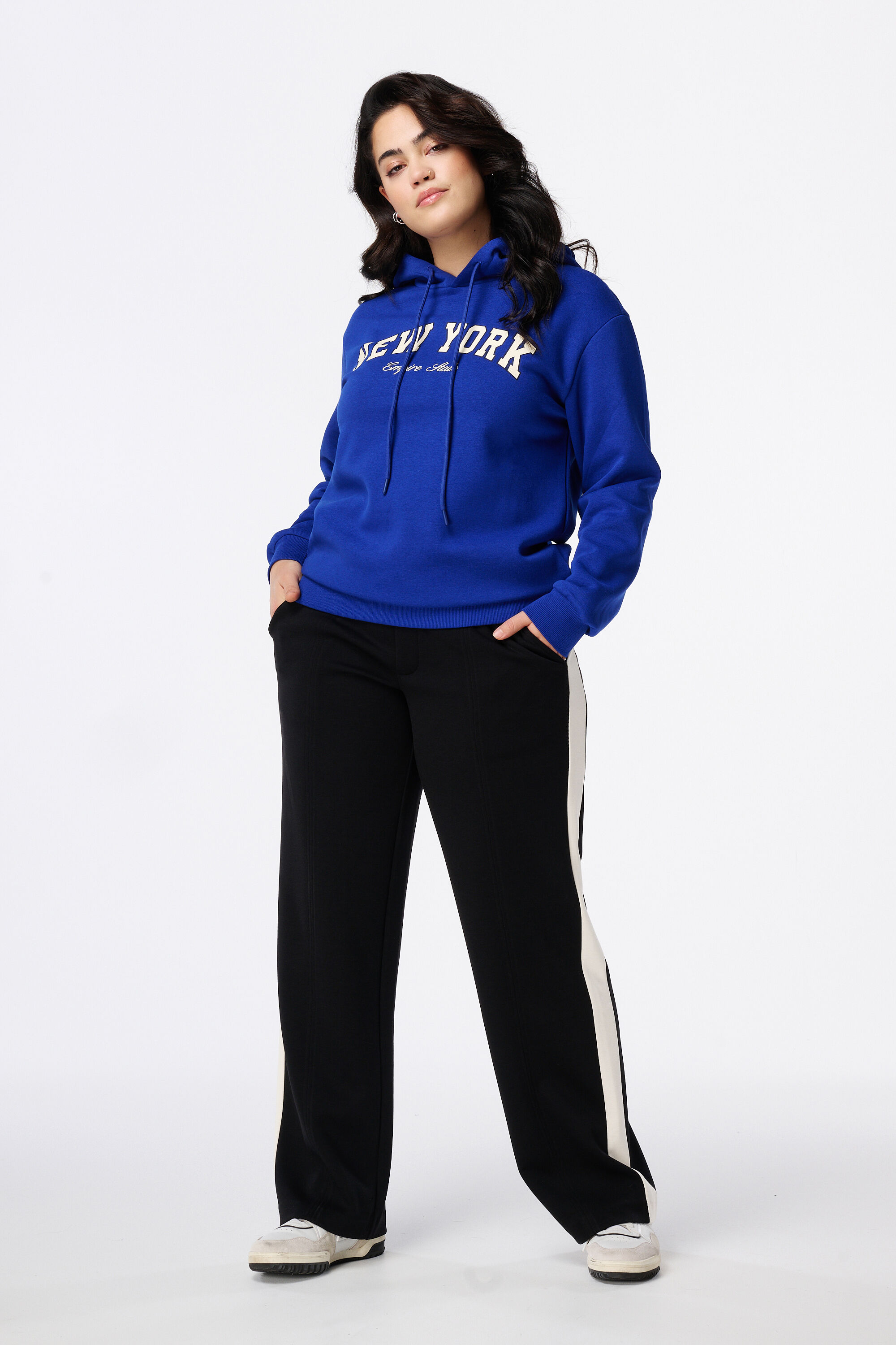 Sudadera con capucha y texto image number 5