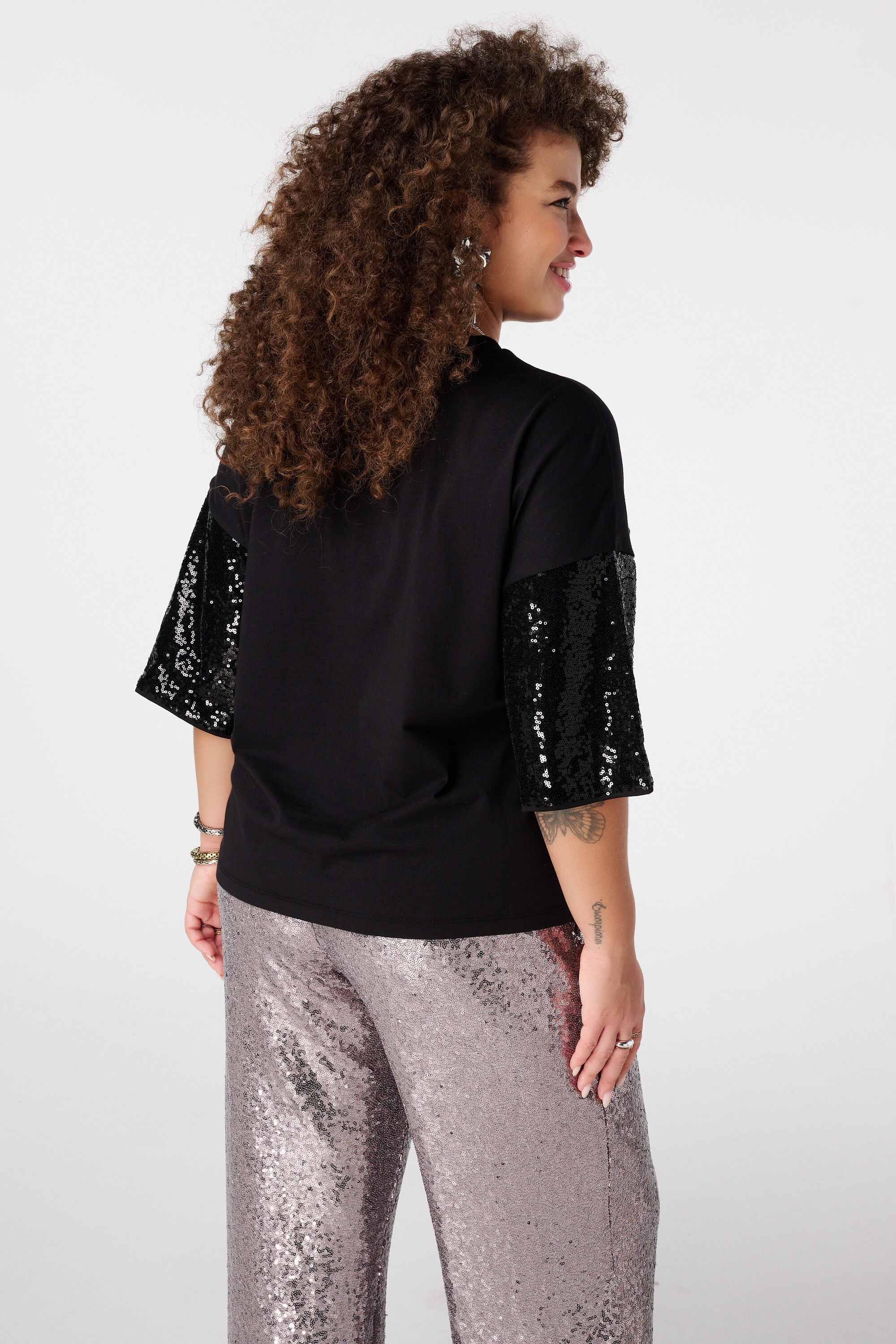 Camiseta oversize con mangas de lentejuelas image number 3