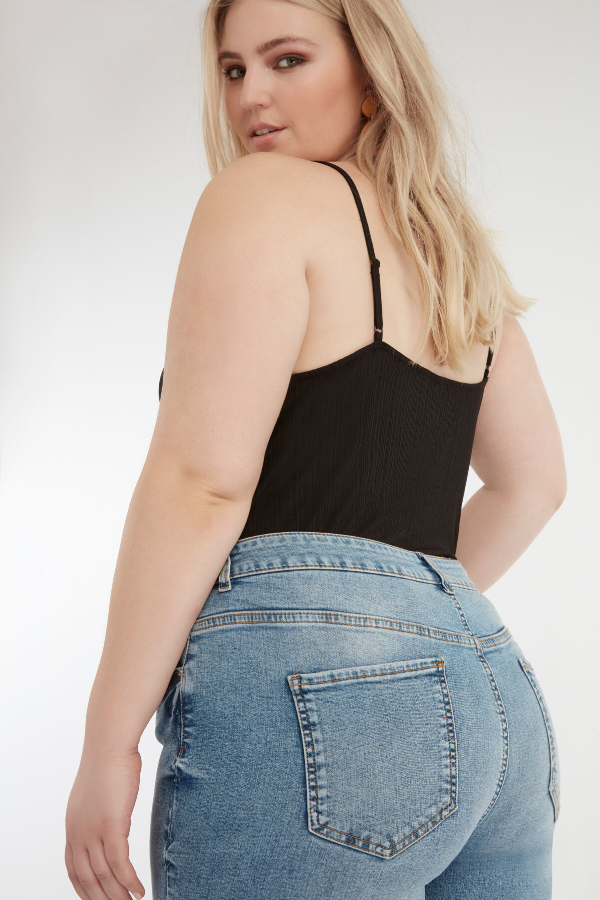 Vaqueros 7/8 con el talle recto image number 6