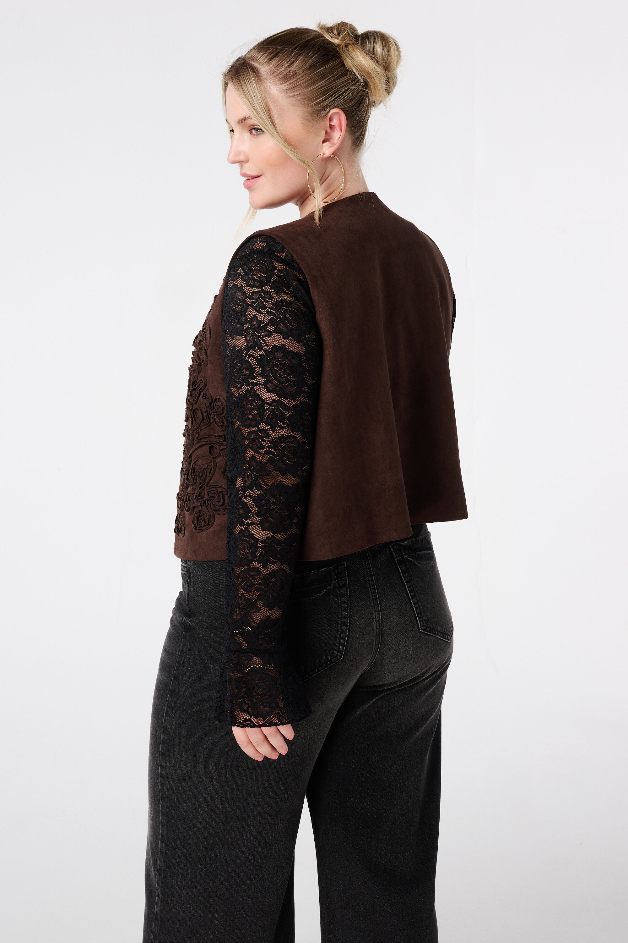 Chaleco con aspecto de ante y bordados image number 3