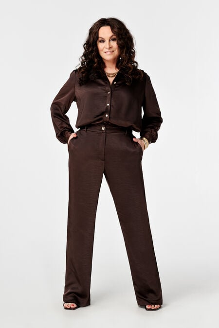 Pantalones de satén con cierre de botones dorados Pantalones de satén con cierre de botones dorados