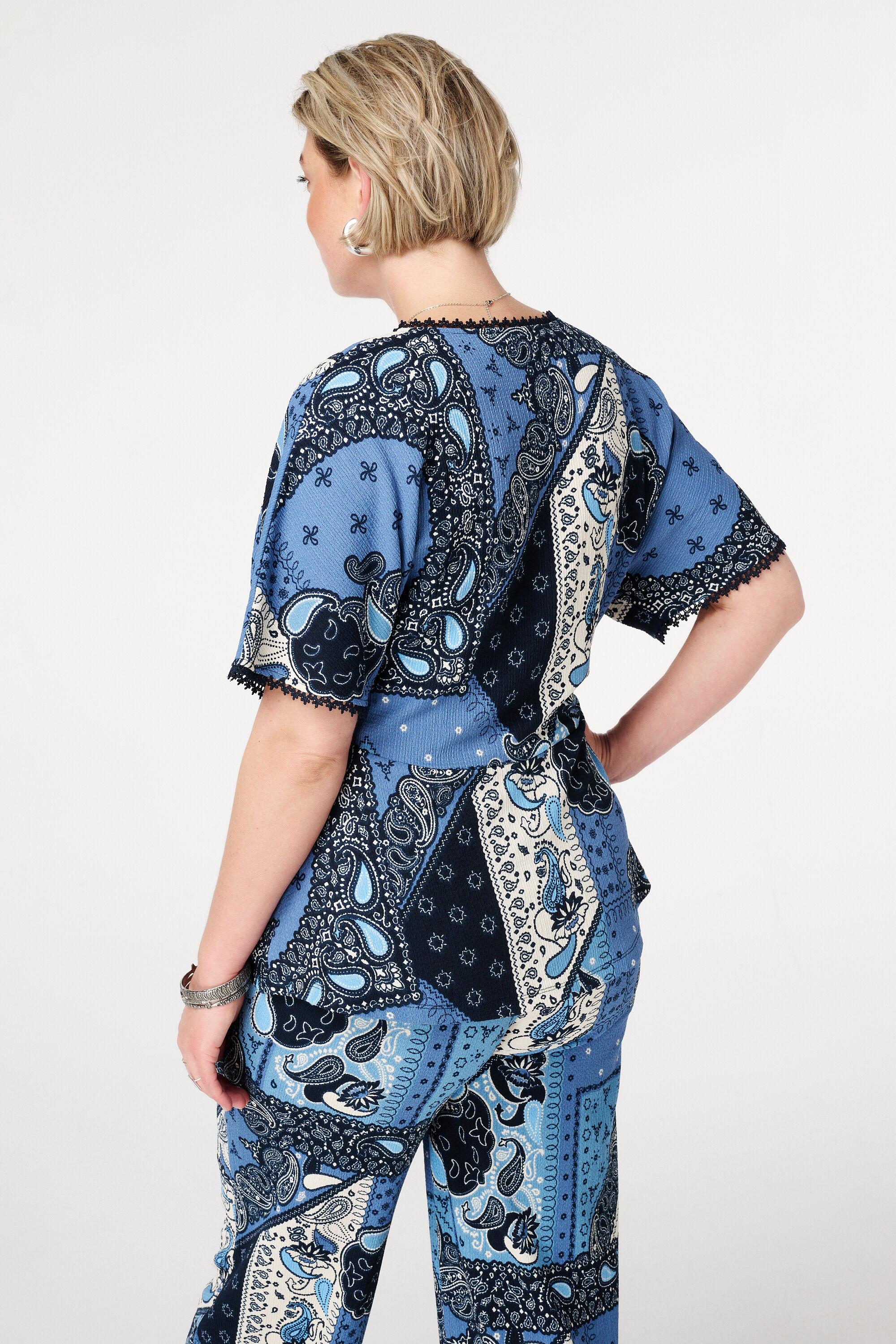 Top con estampado y detalles sutiles image number 3