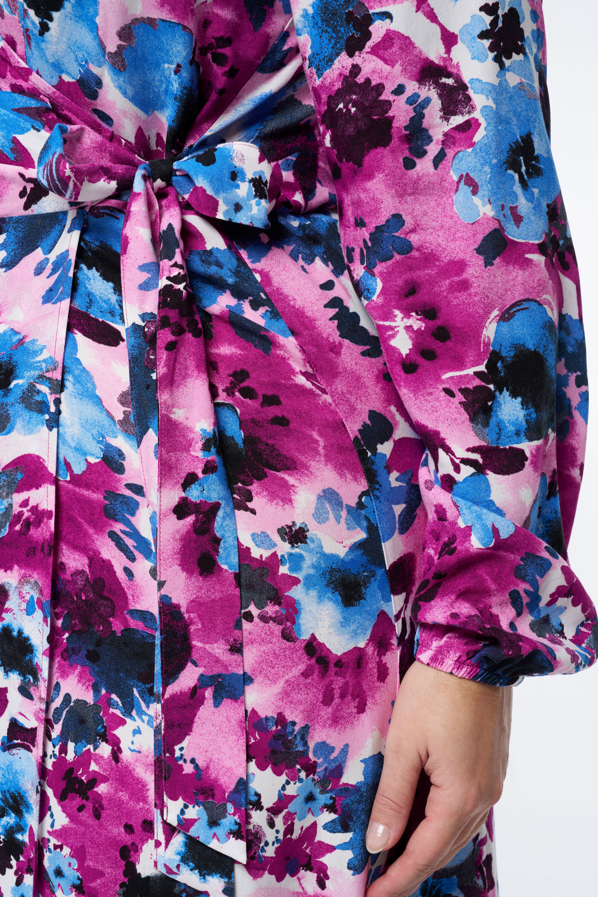 Vestido midi con aspecto satinado y estampado image number 4