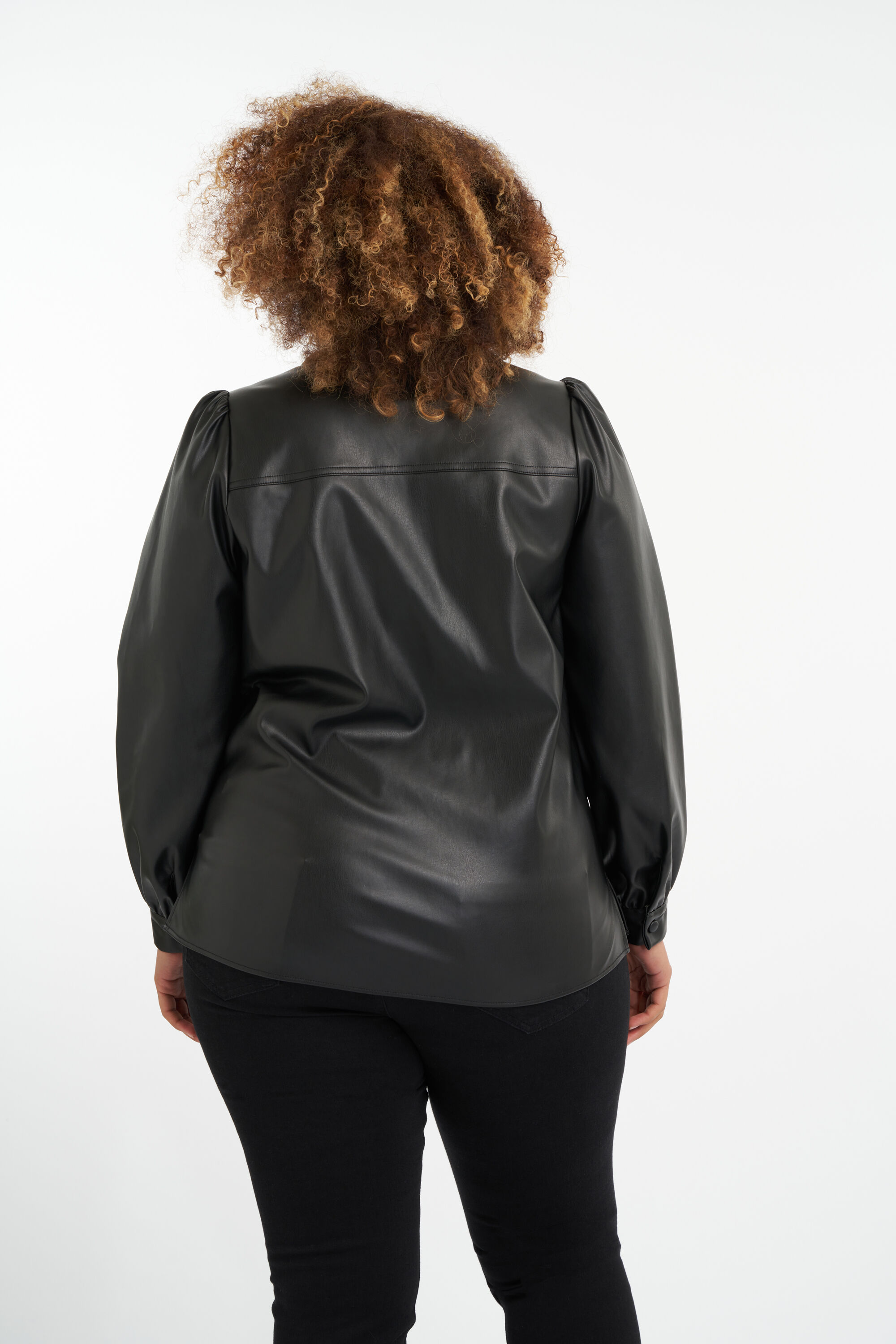 Blusa de cuero sint&eacute;tico con mangas abullonadas. image number 3