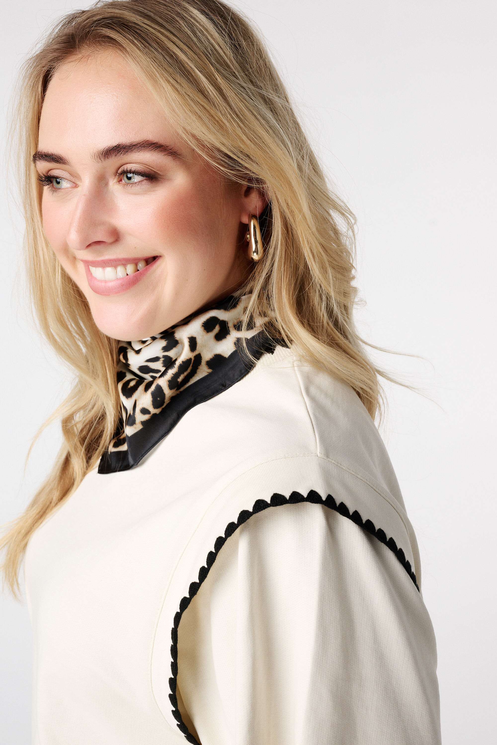 Jersey con ribetes en contraste image number 4