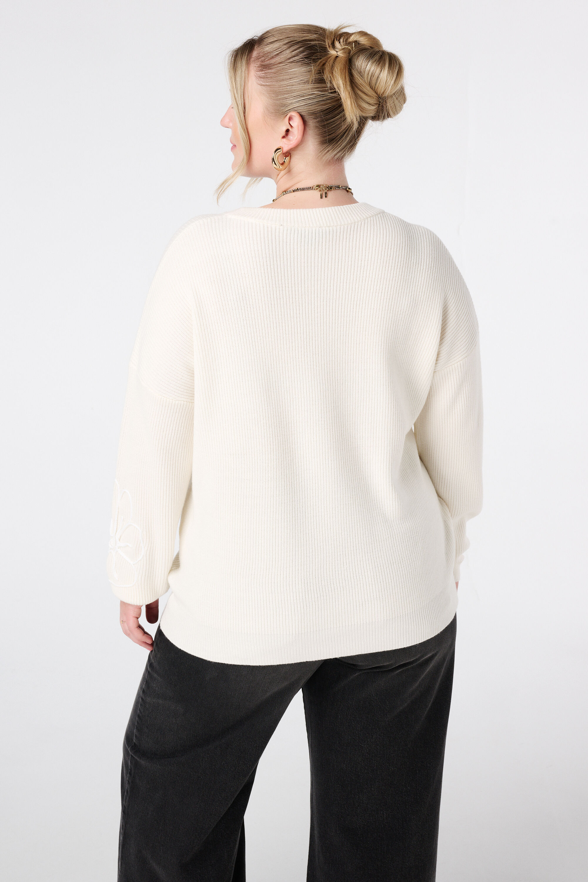 Jersey con flores bordadas image number 3