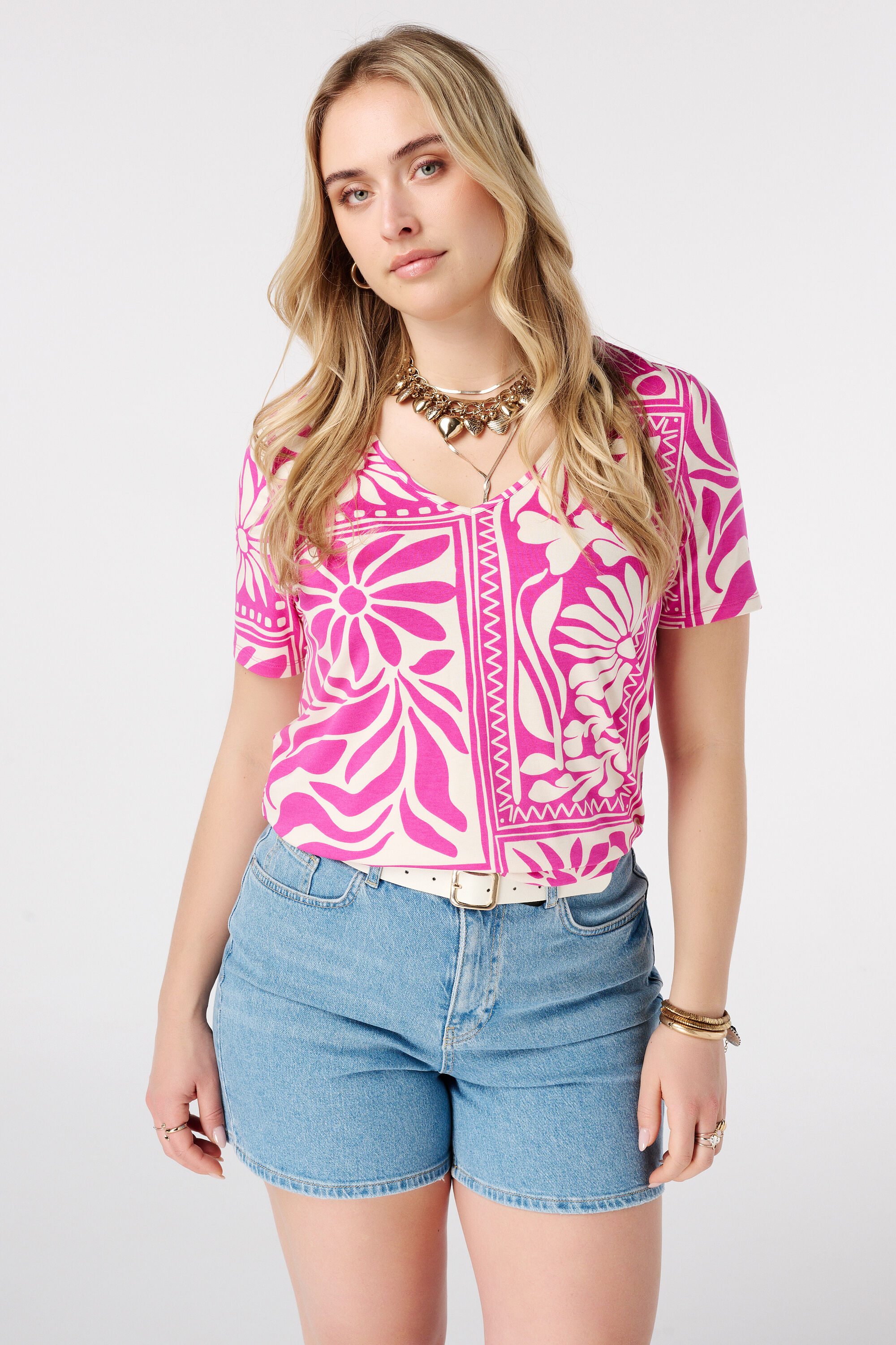 Camiseta con estampado y escote en V image number 0
