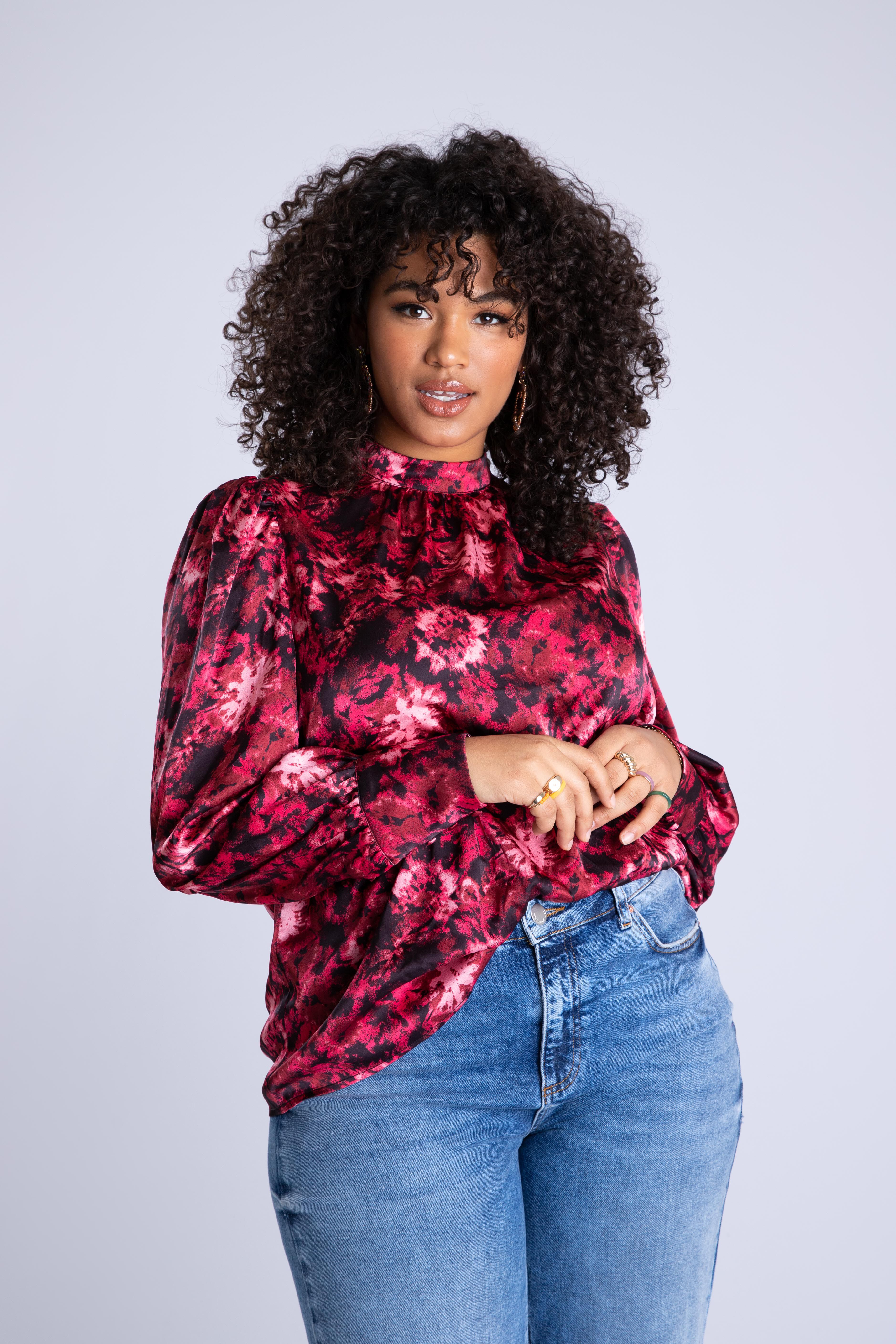 Blusa de sat&eacute;n con estampado image number 5