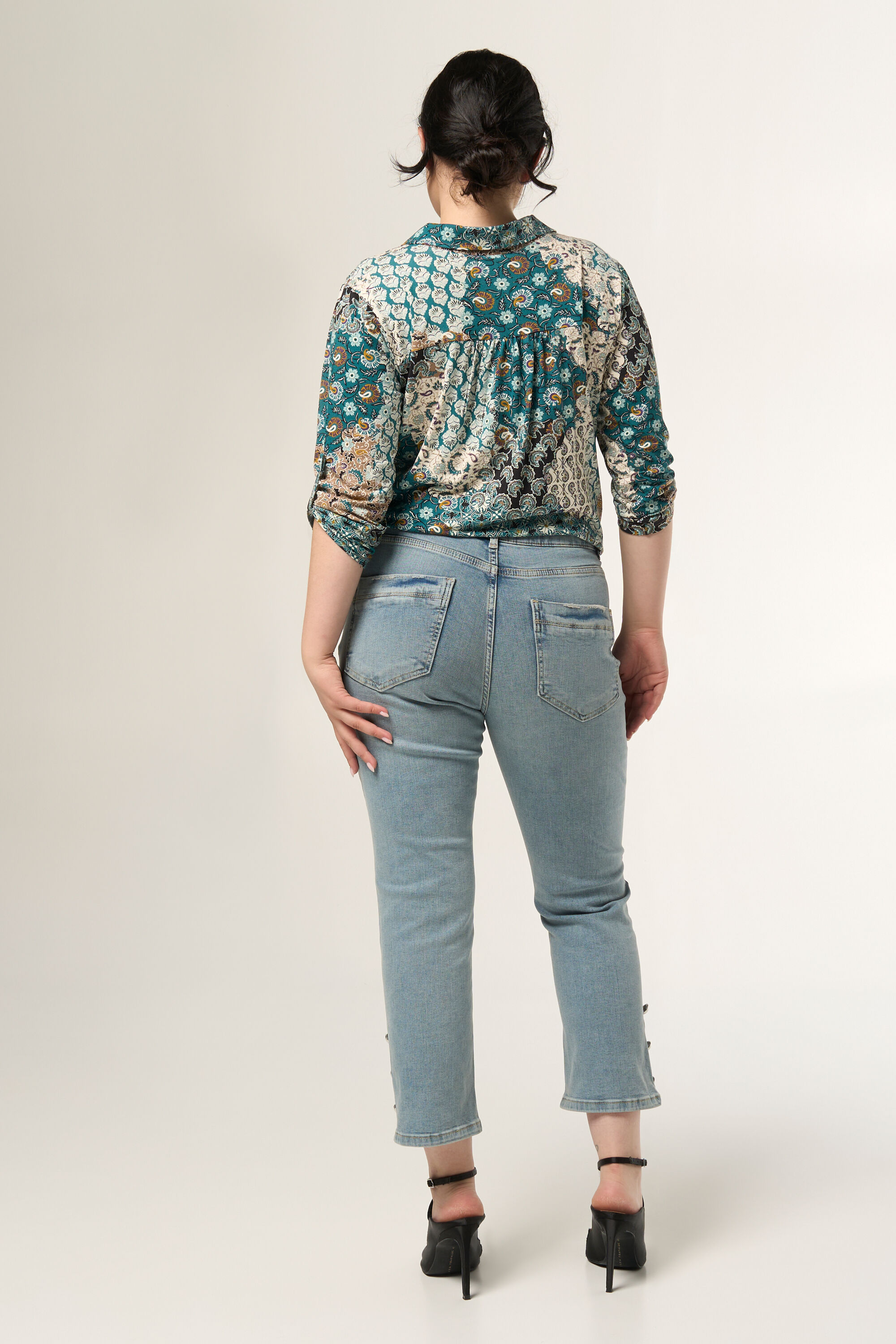 Vaqueros con botones decorativos image number 3