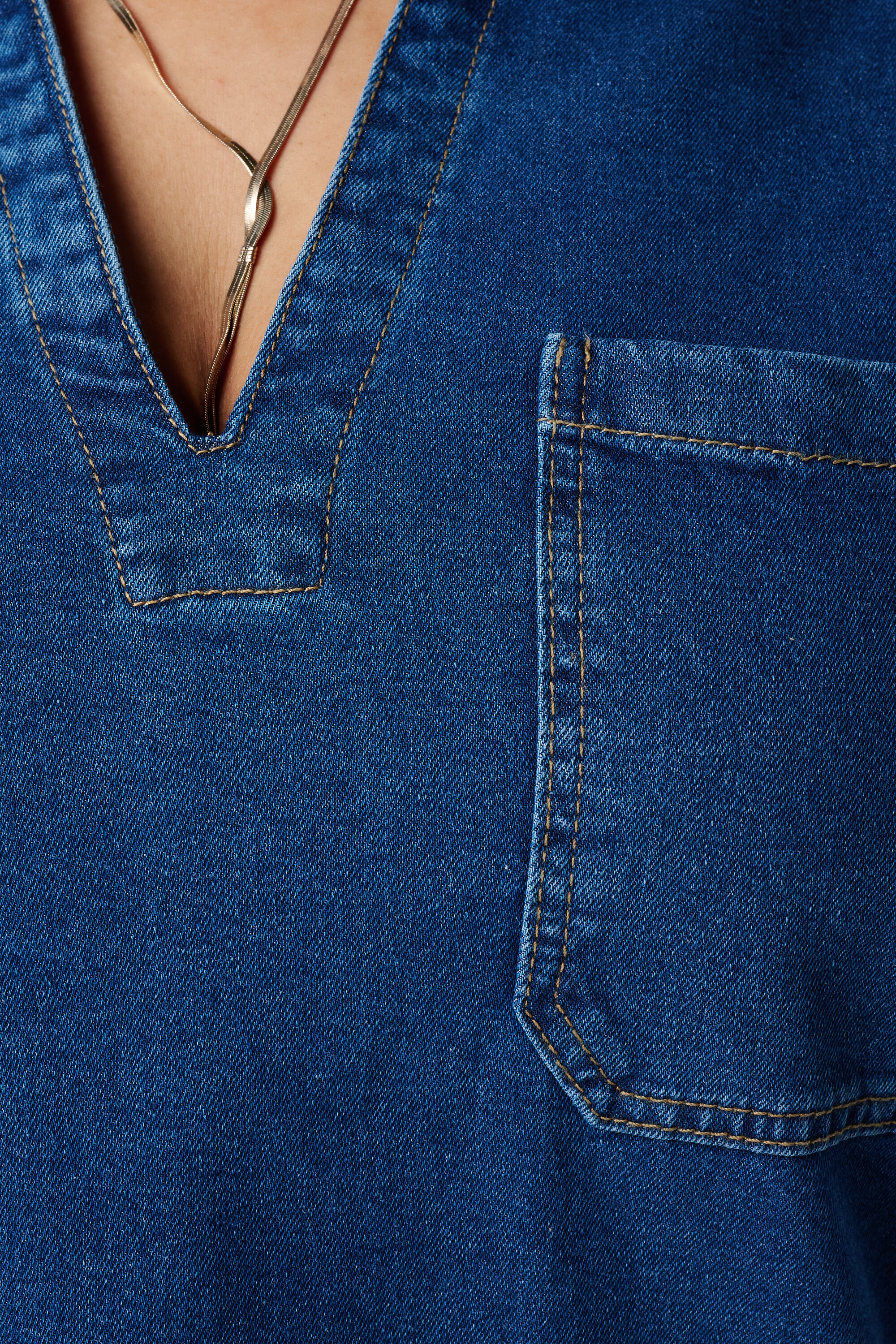 Vestido vaquero con escote en V image number 6