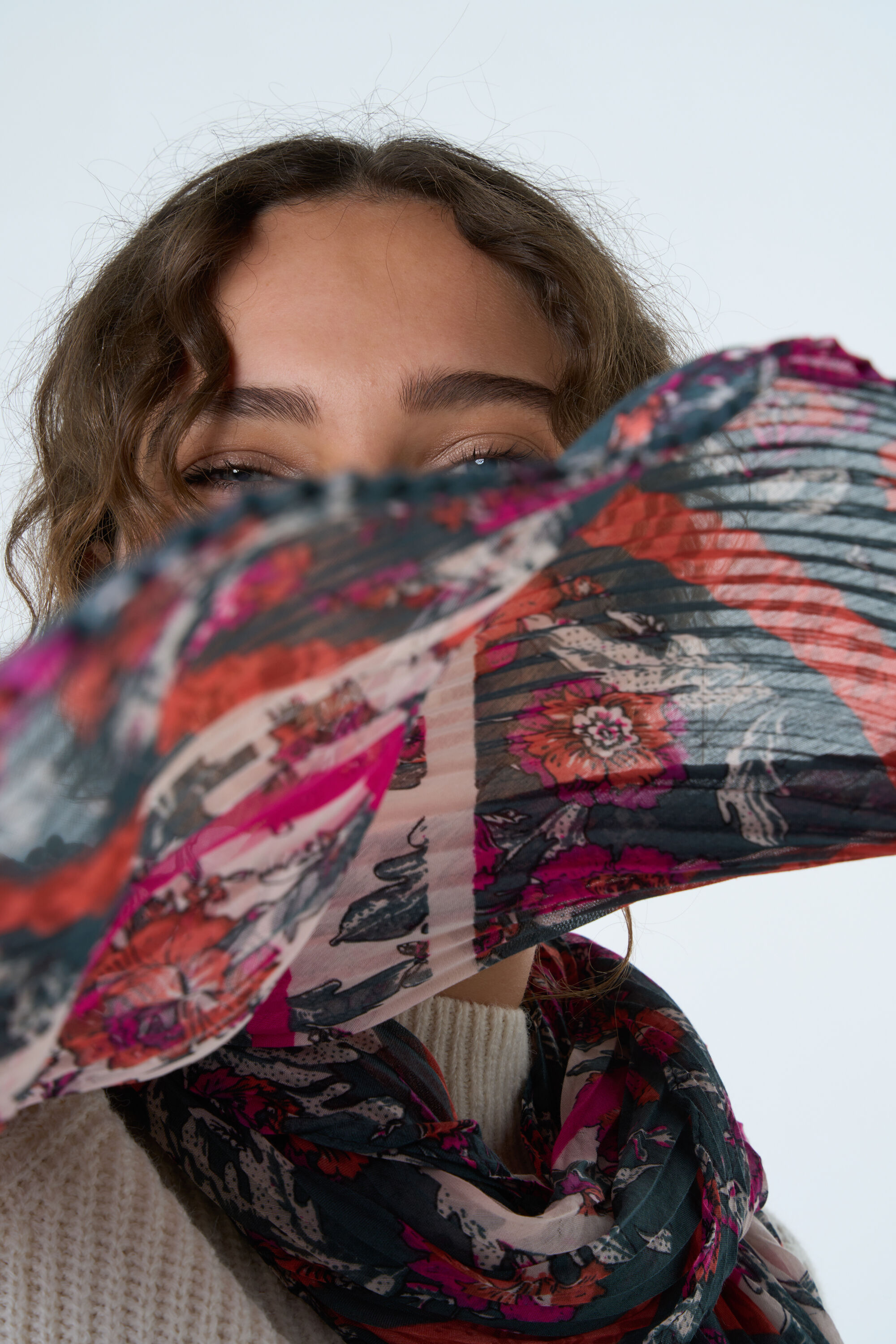 Fular con estampado floral  image number 2