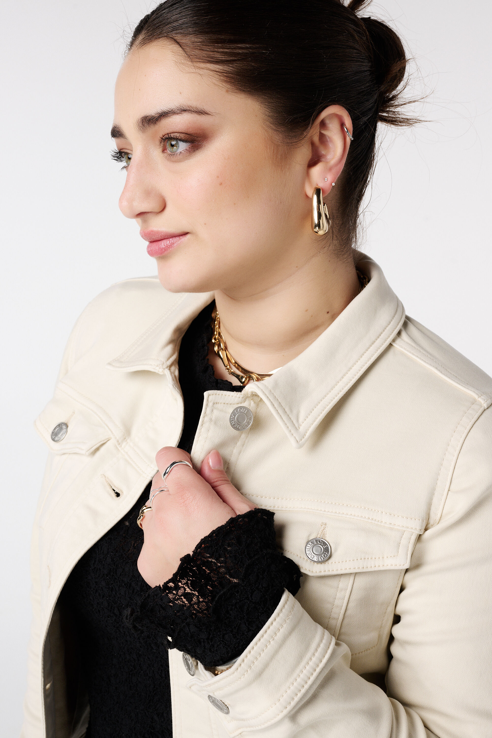 Chaqueta vaquera con cierre de botones image number 4