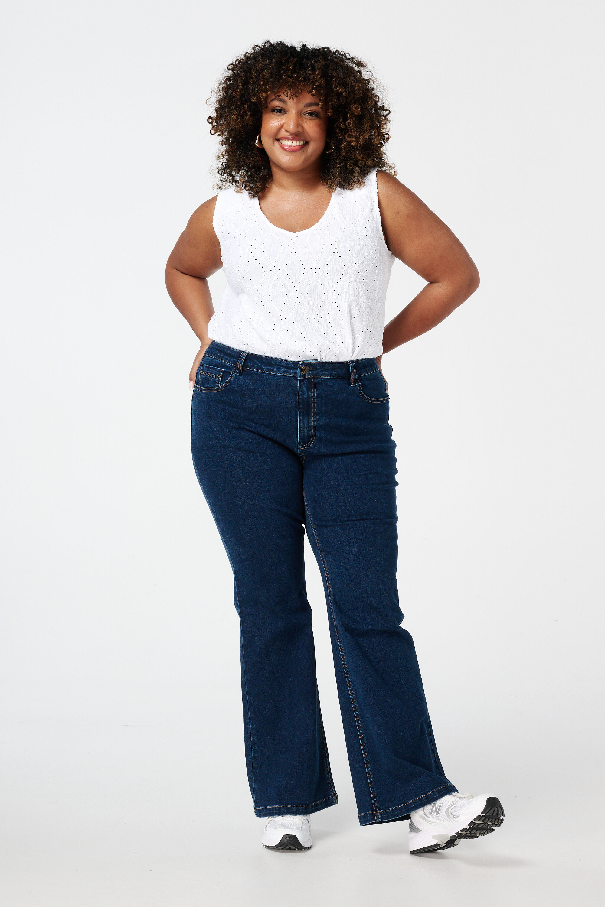 Top sin mangas con estructura de encaje image number 5