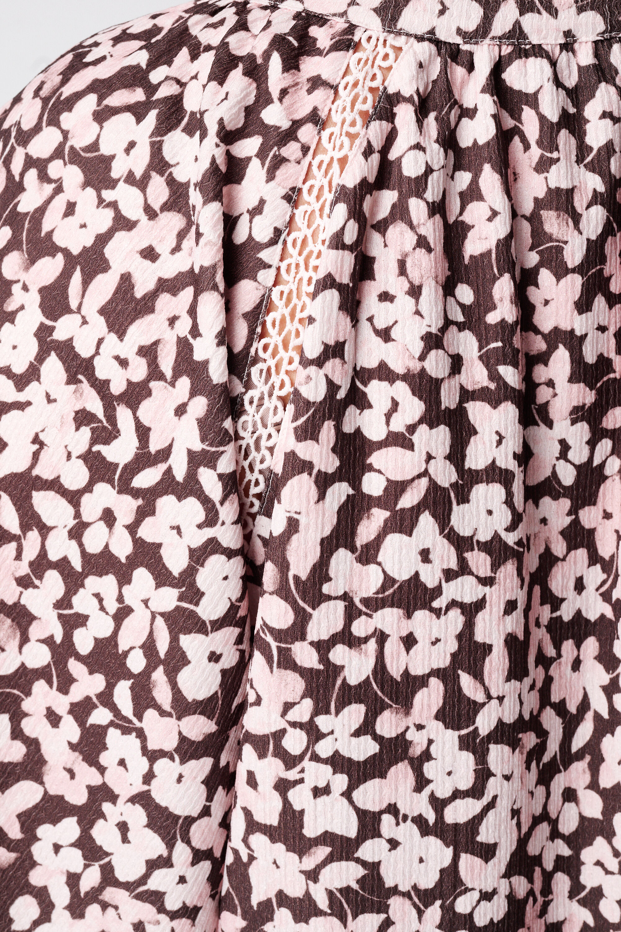 Top con estampado y escote en V image number 4