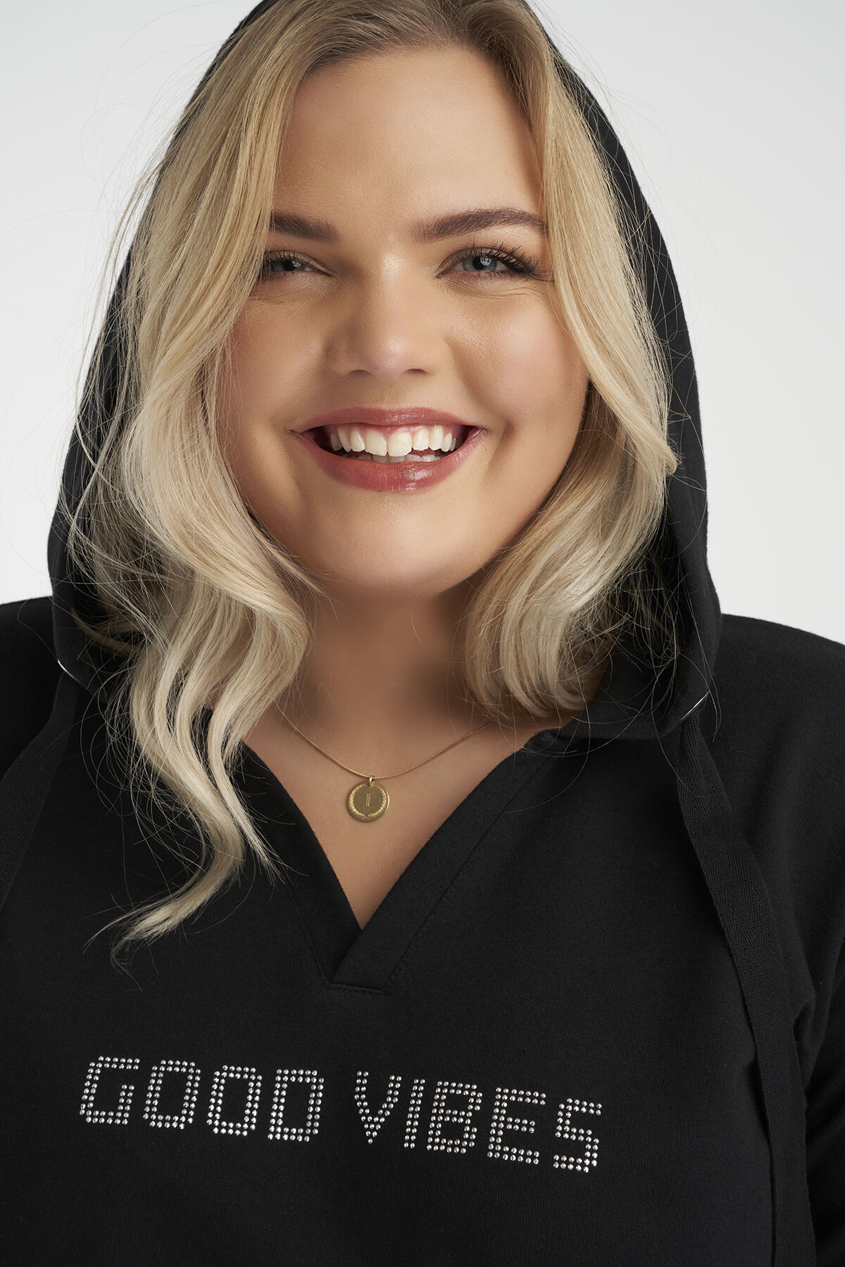 Su&eacute;ter largo con texto impreso image number 4