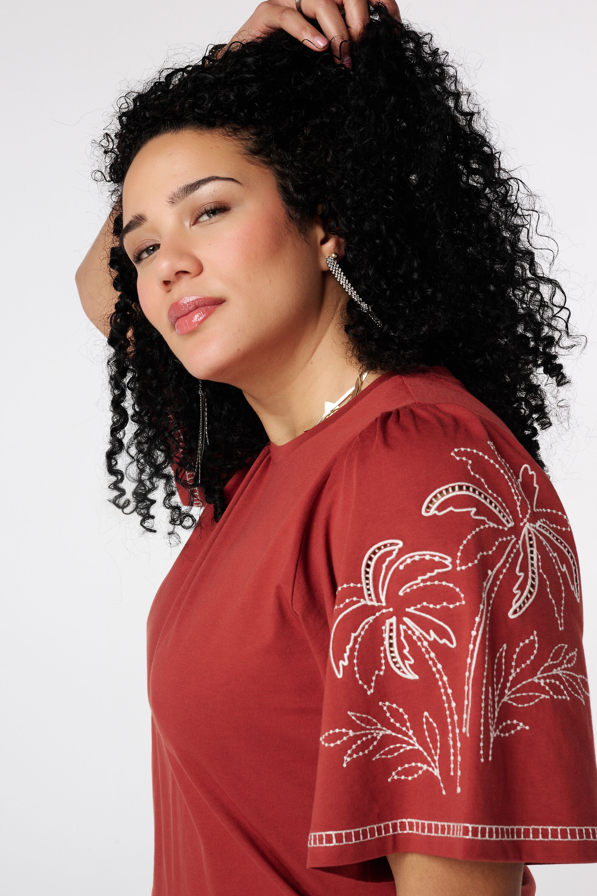 Camiseta con bordado image number 4