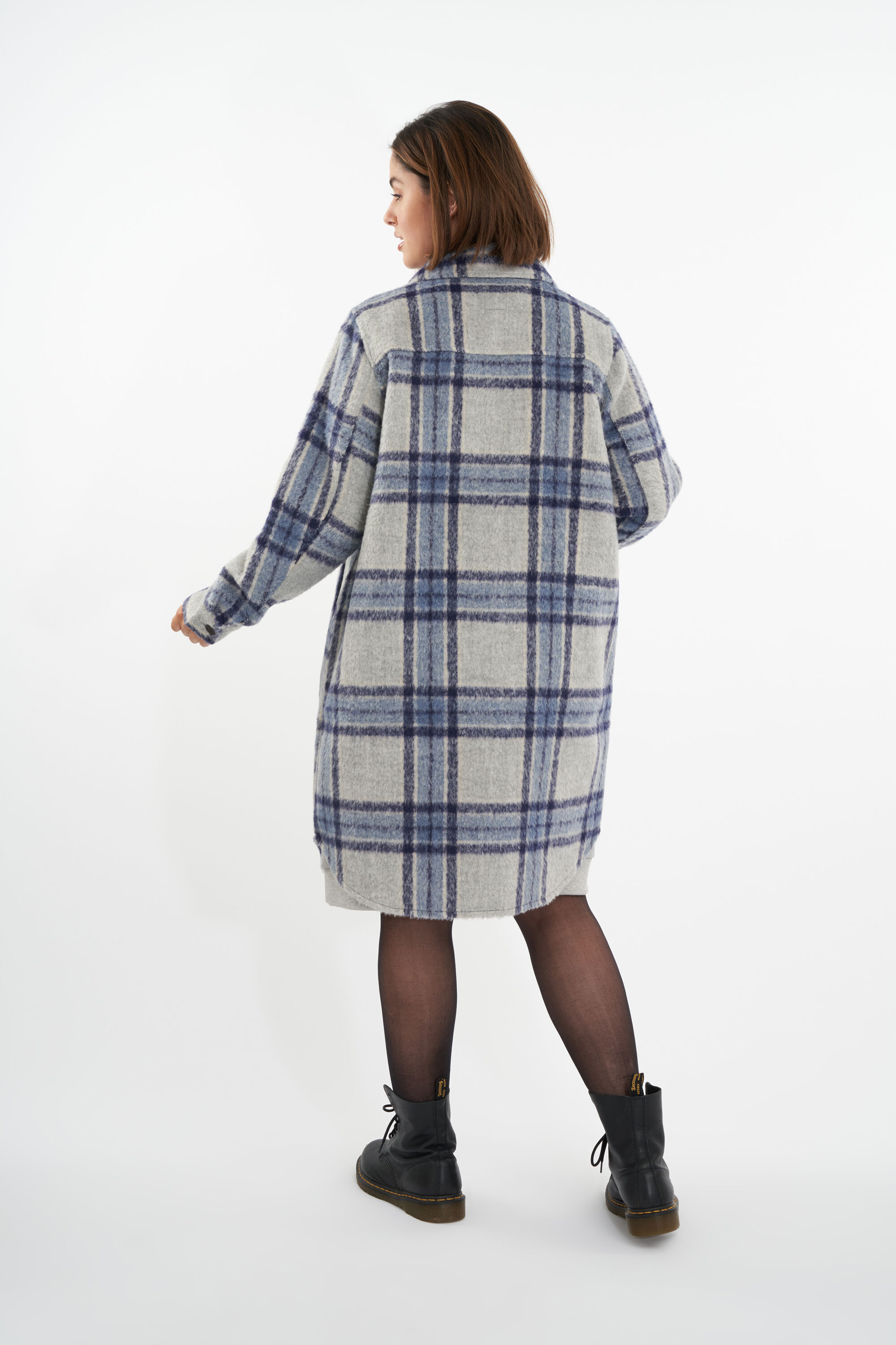 Sobrecamisa larga de cuadros  image number 4