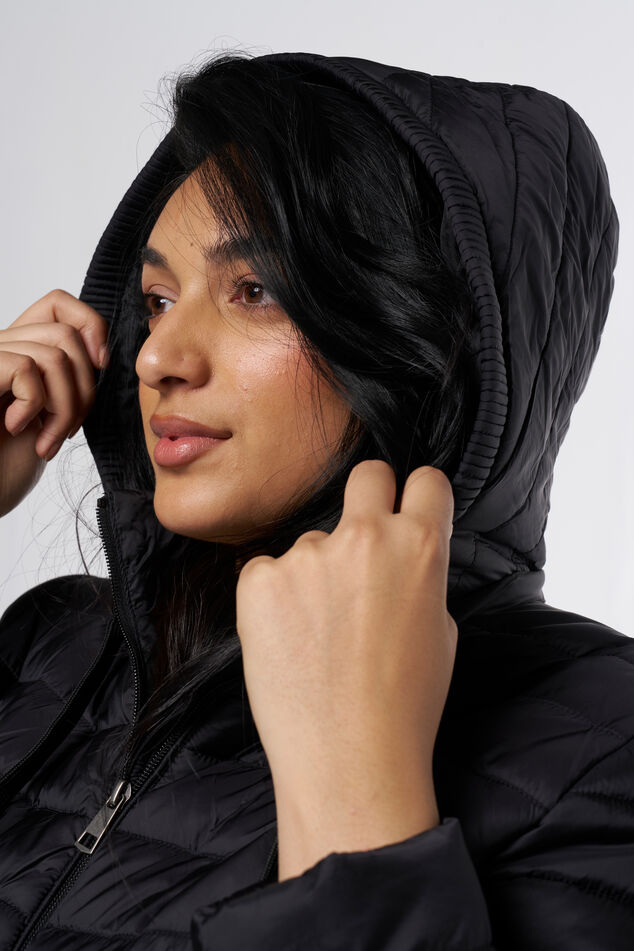 Chaqueta acolchada con capucha  image number 4