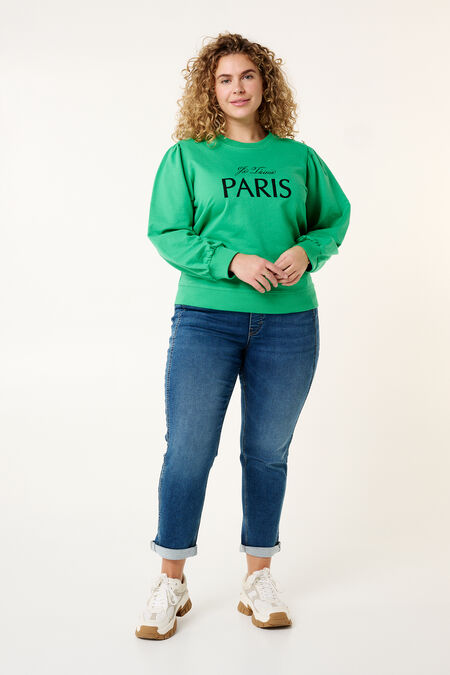 Suéter "París" y detalles de botones en el hombro.