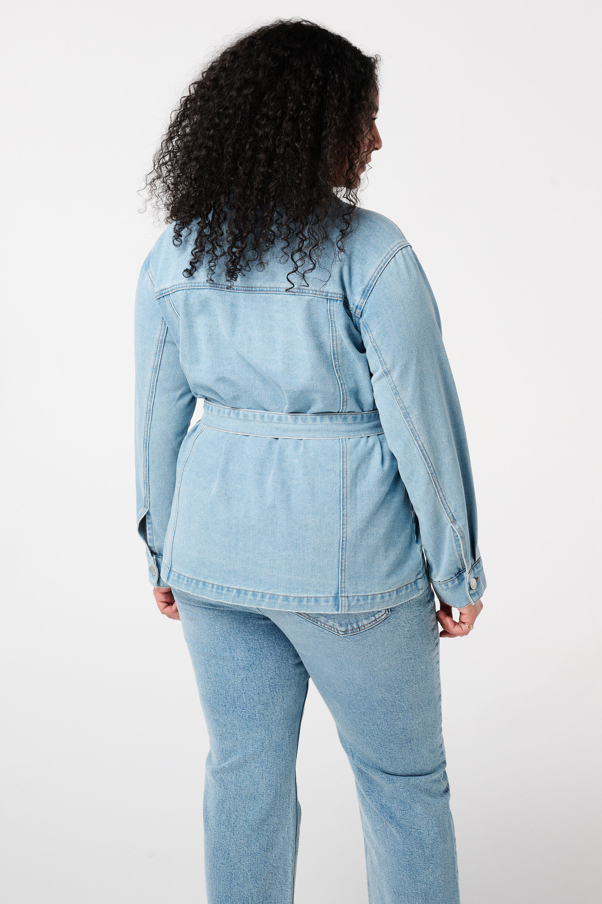 Cazadora vaquera con cinto image number 3