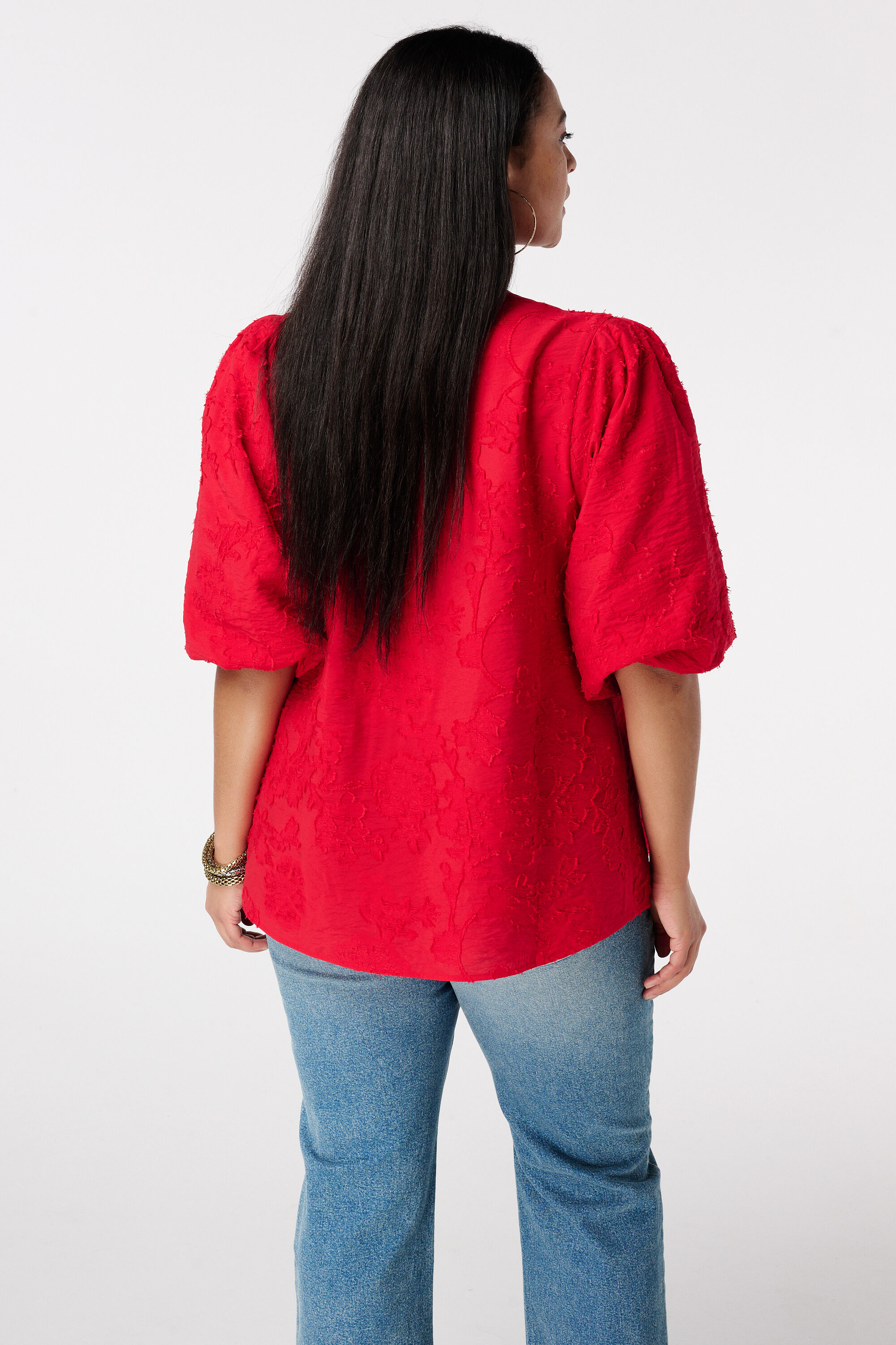 Blusa bordada con mangas abullonadas image number 3