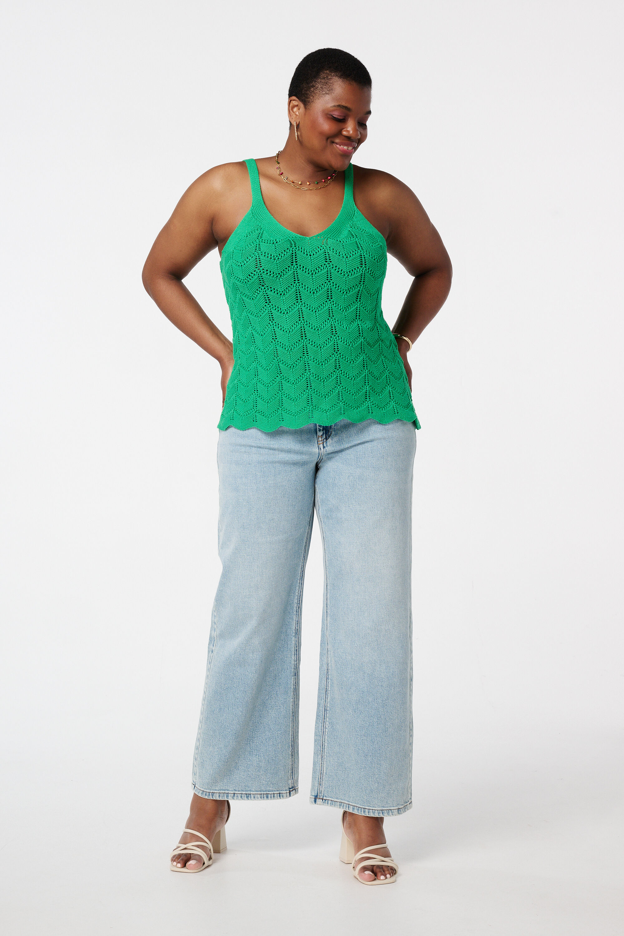 Top de ganchillo con escote en pico image number 5