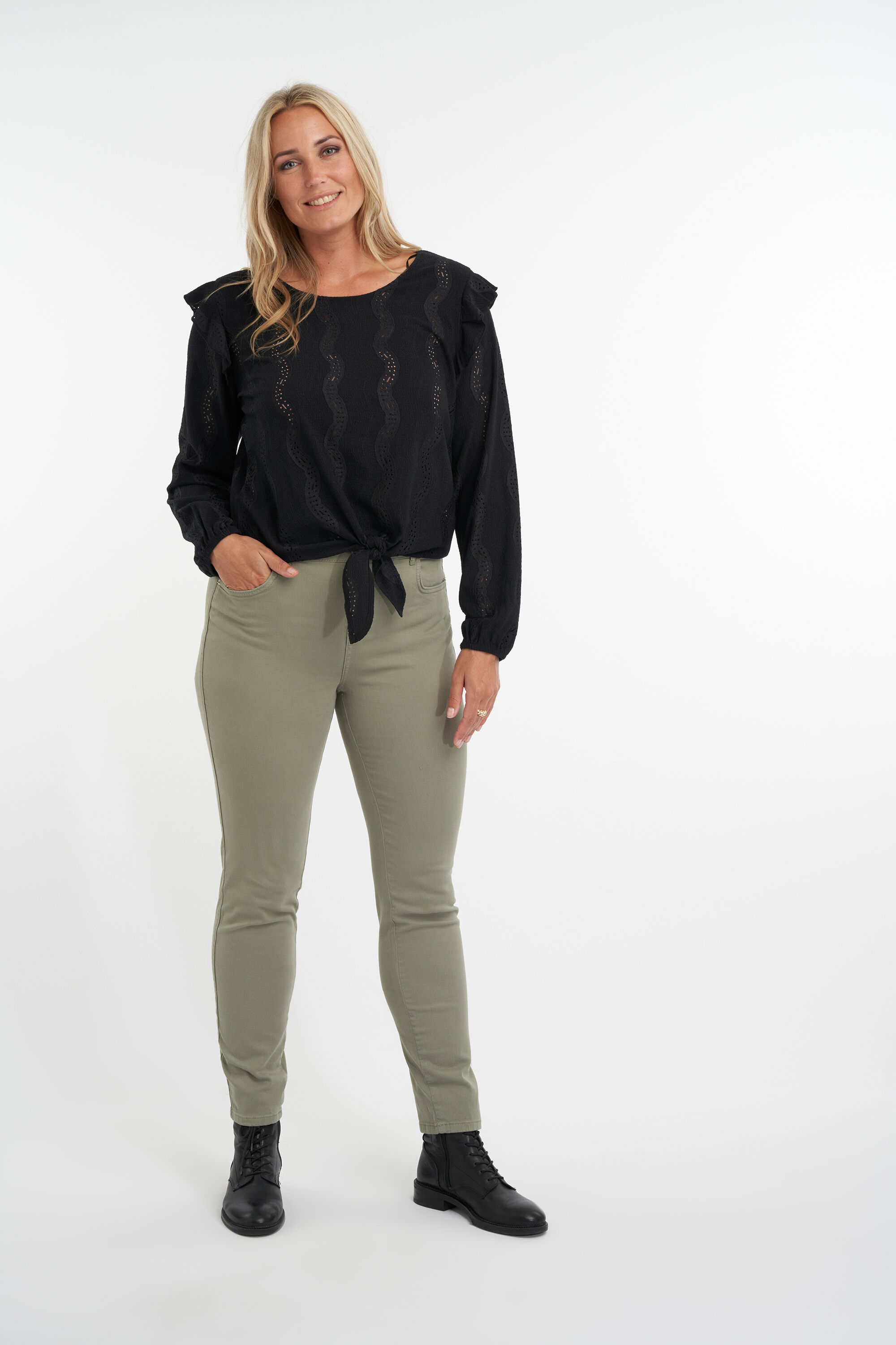 Vaqueros de corte pitillo  image number 4