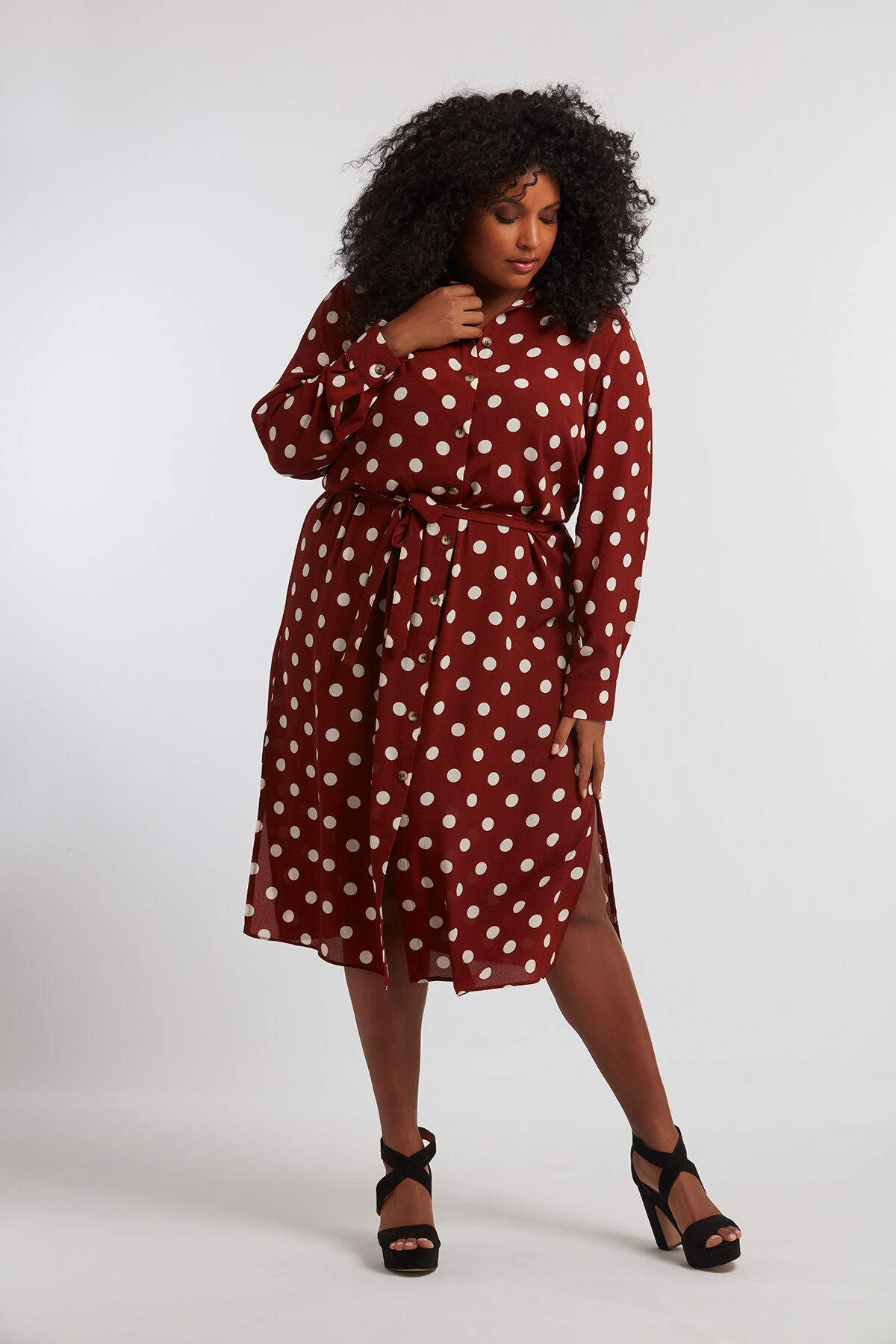 Vestido tipo camiseta de lunares image number 6