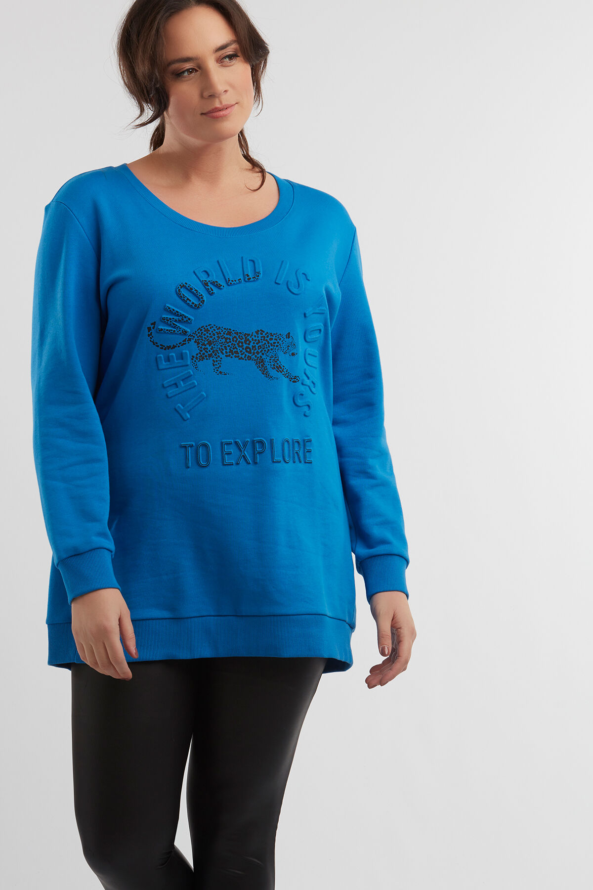 Jersey largo con estampado art&iacute;stico en relieve image number 3