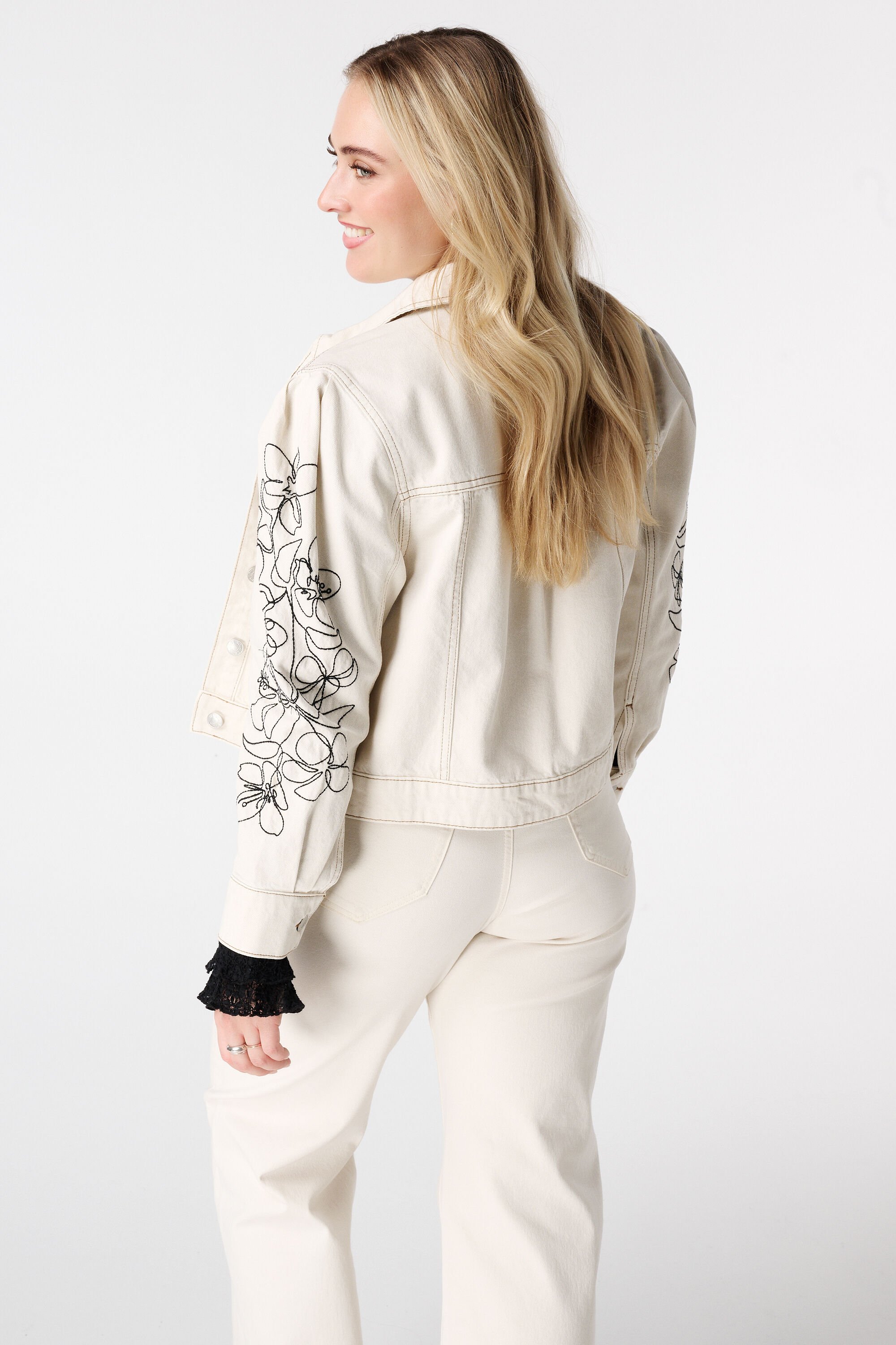 Chaqueta vaquera con bordados image number 3