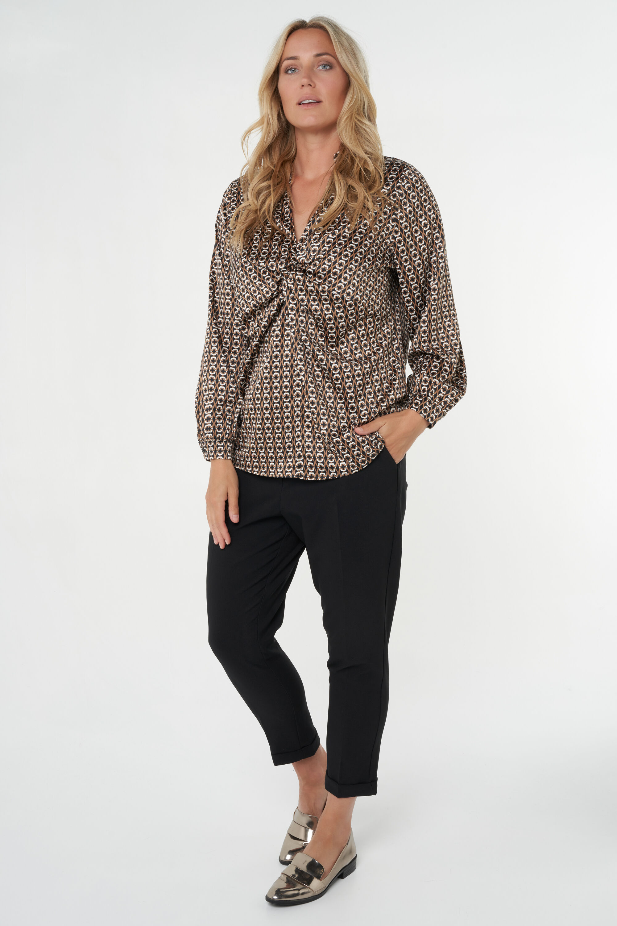 Blusa de sat&eacute;n con estampado gr&aacute;fico image number 5