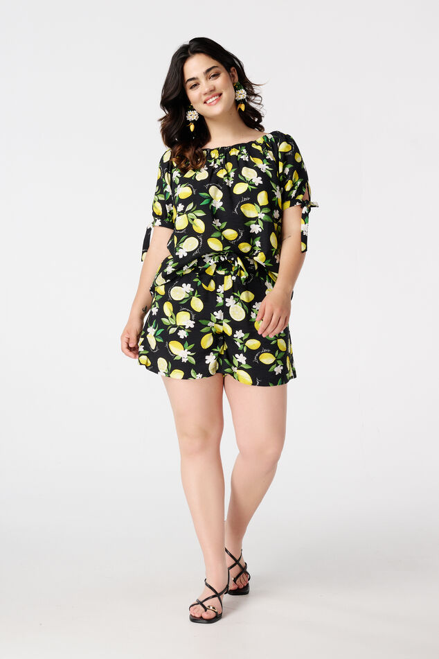 Pantalones cortos con estampado de limones y cinturón image number 0