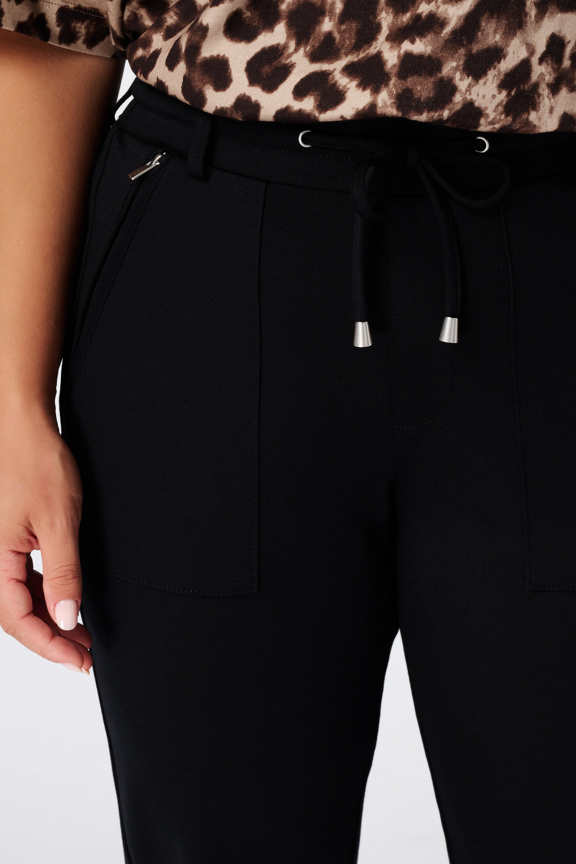 Pantal&oacute;n tapered con cintura el&aacute;stica image number 4