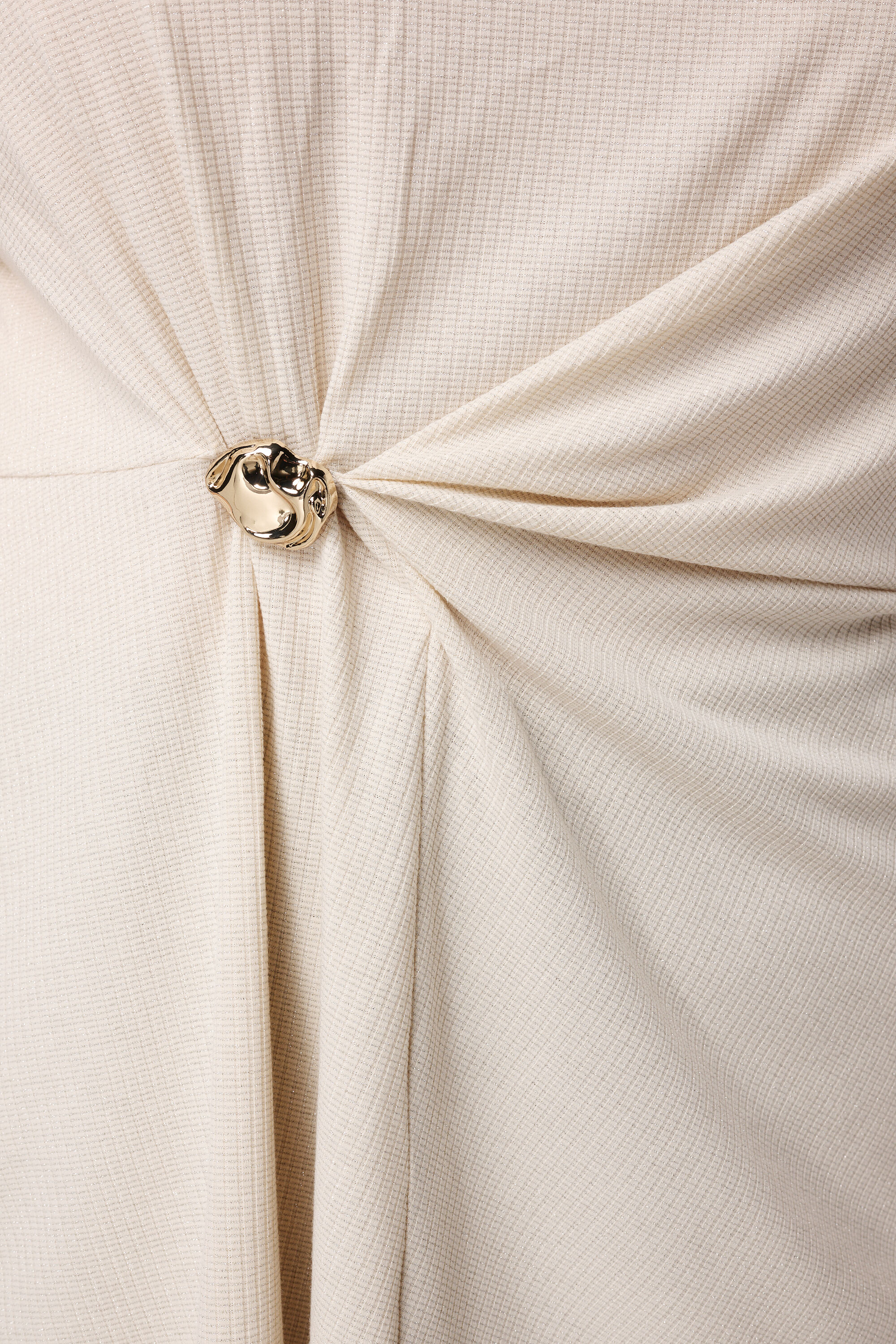 Top drapeado con hebilla dorada image number 6