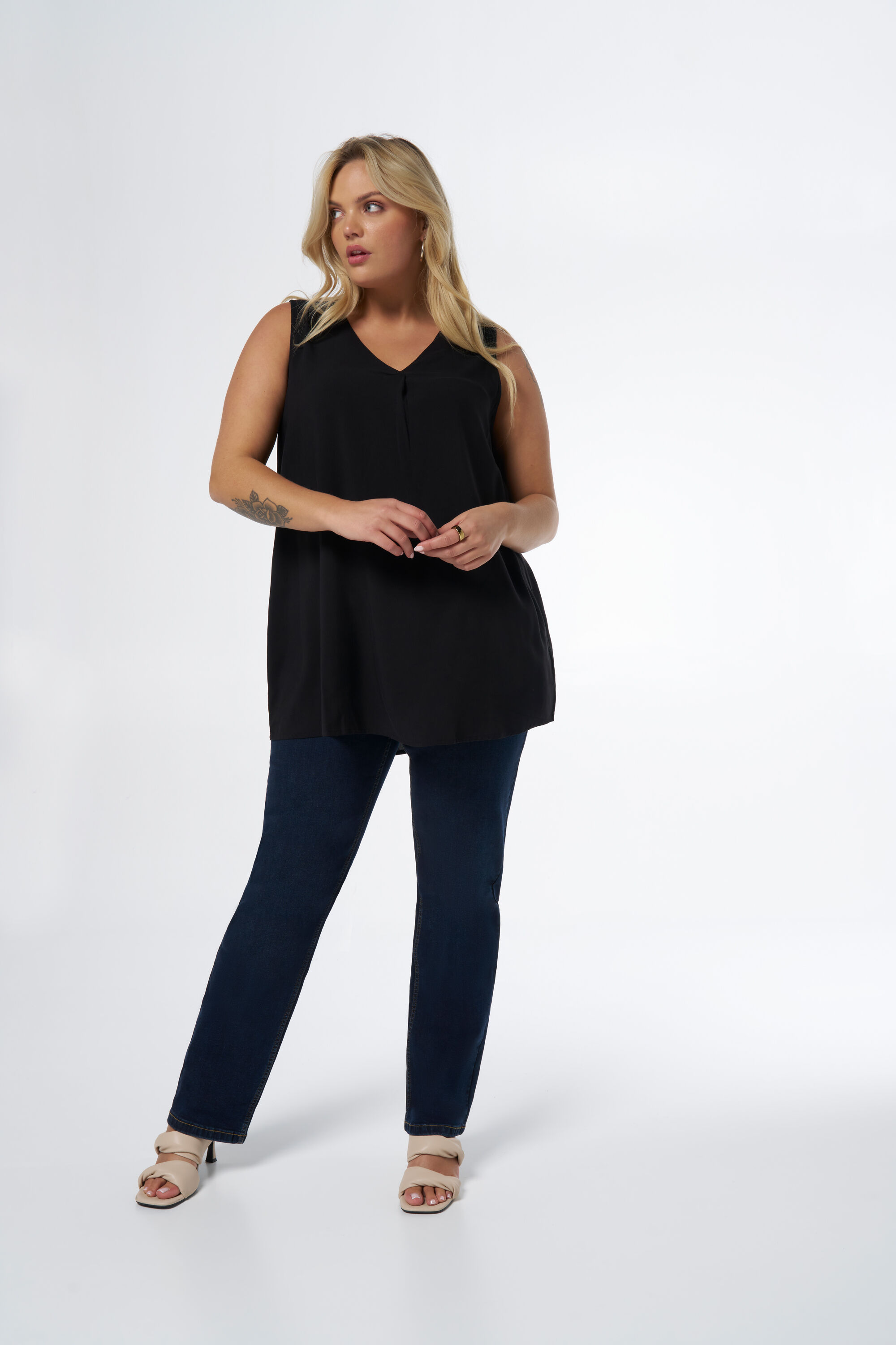 Blusa sin mangas con escote en pico image number 0