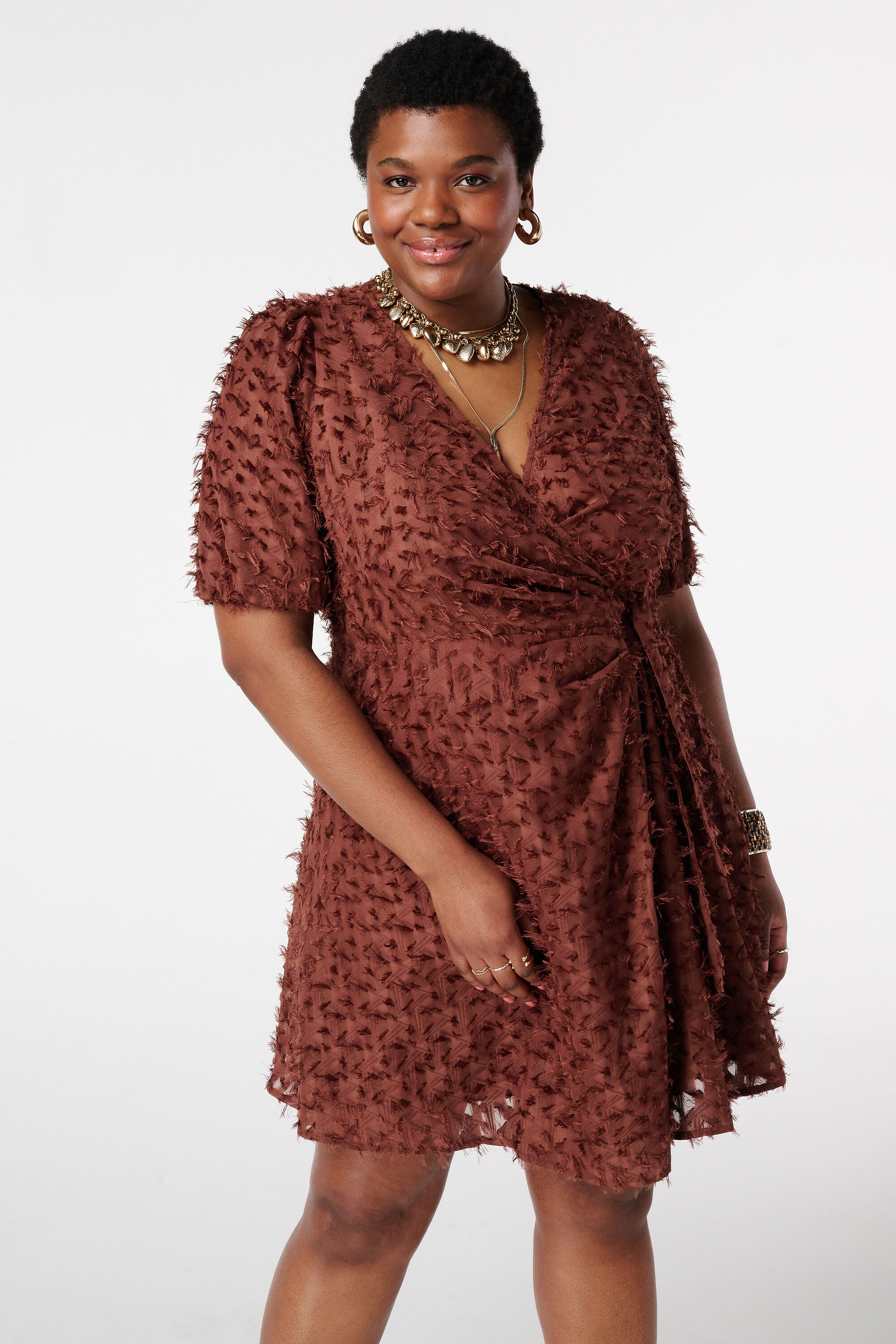 Vestido con estructura de encaje y efecto cruzado