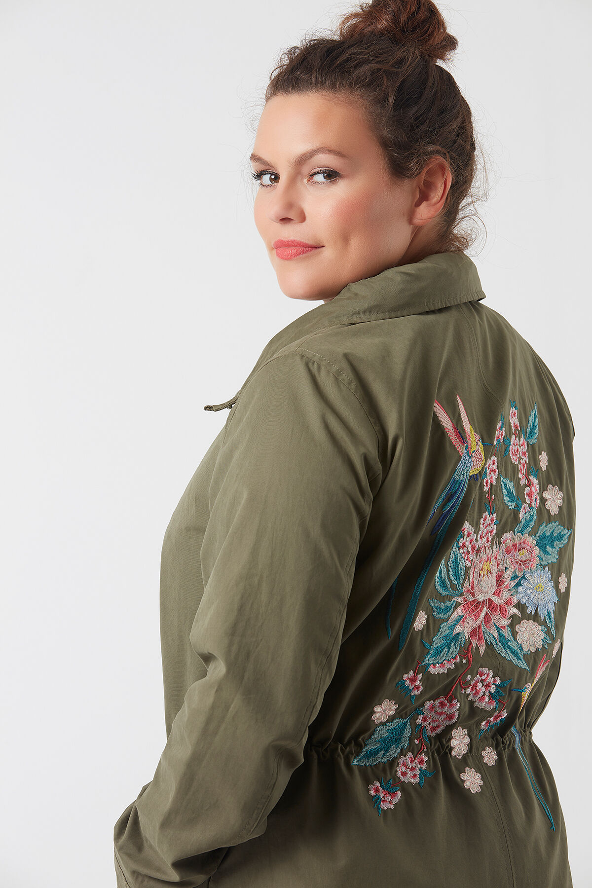 Parka con bordados florales image number 0