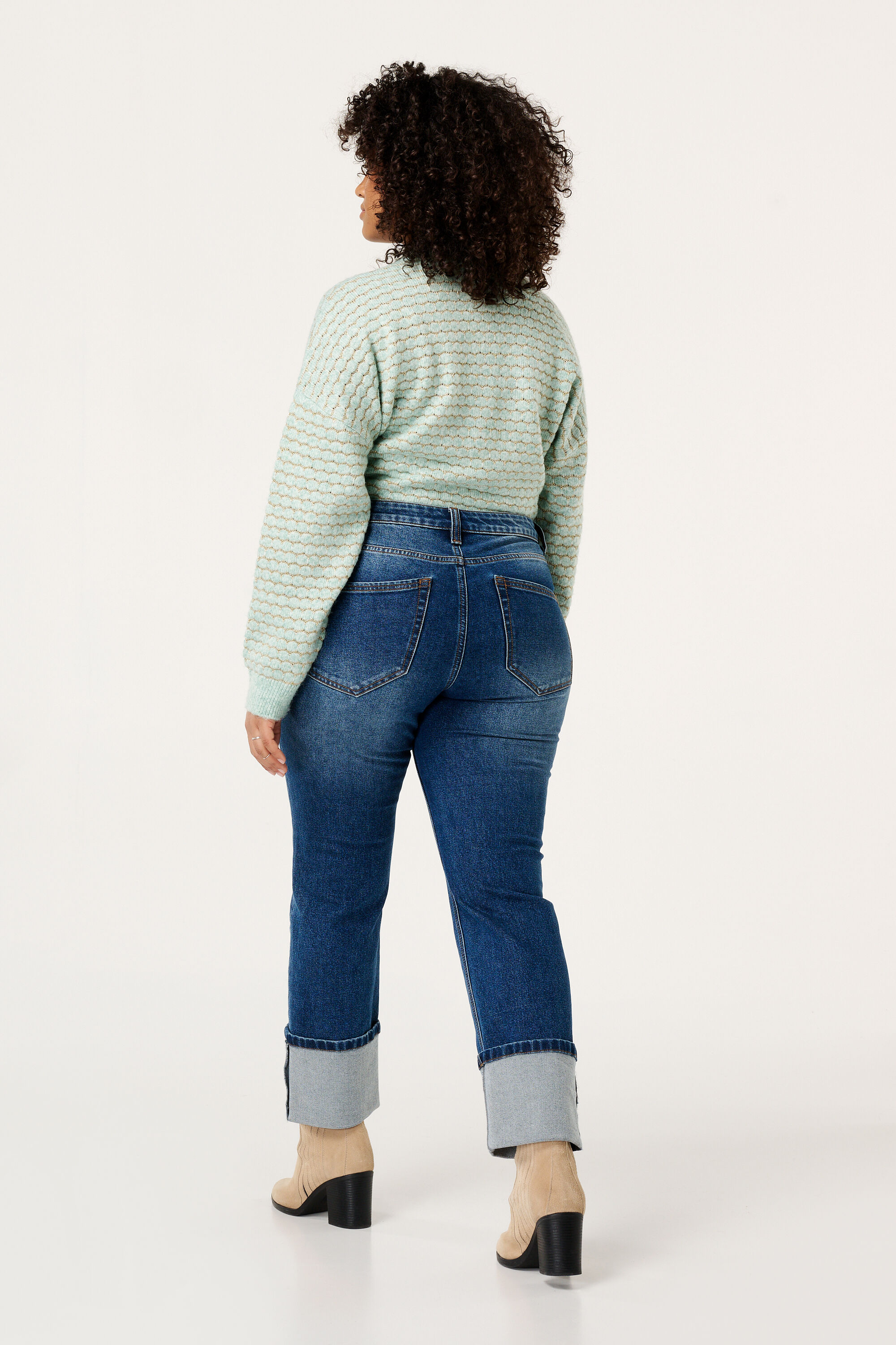 Vaqueros con perneras rectas y vuelta image number 3