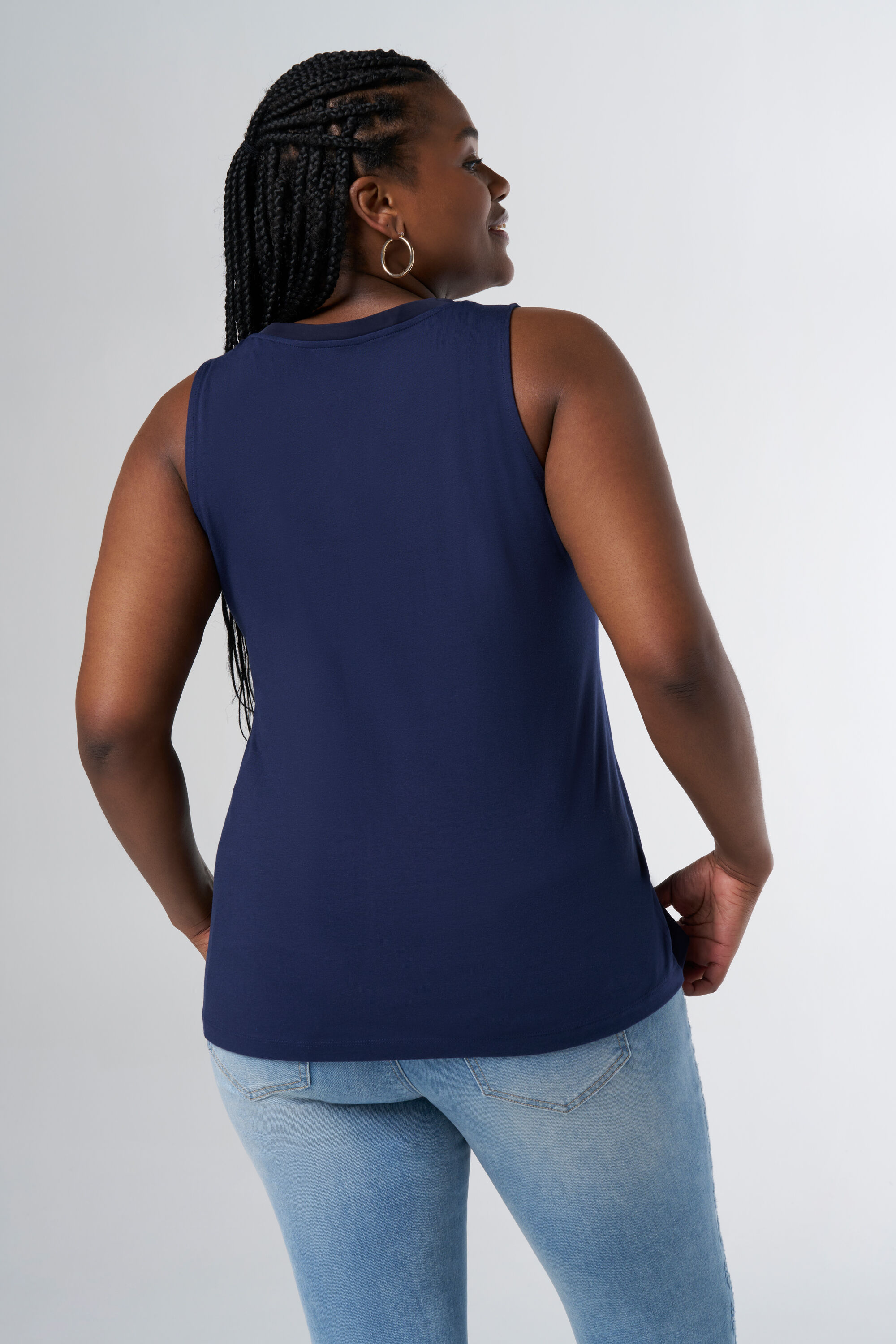 Top sin mangas con escote en V image number 3